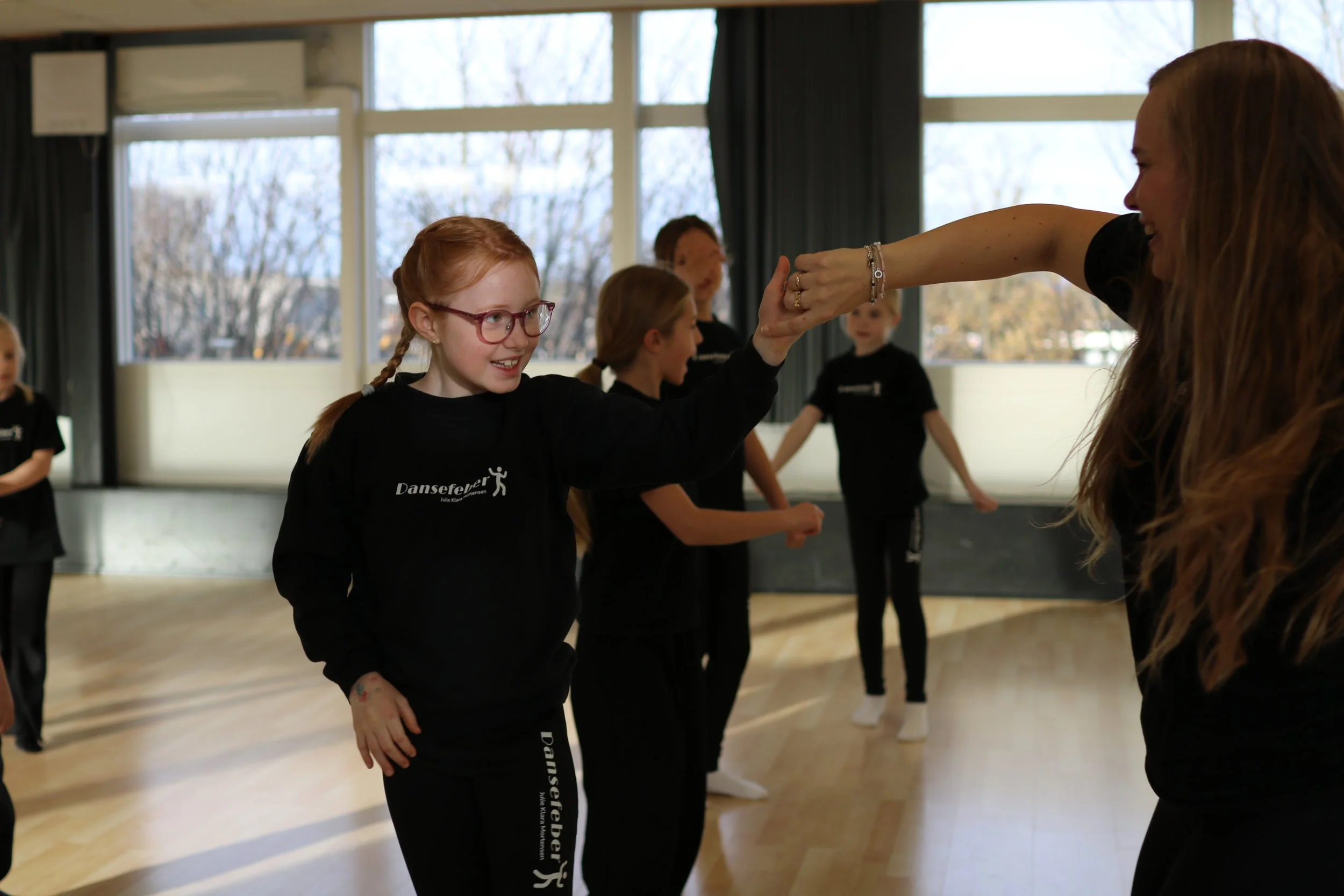 Børn øver showdance formation til træning på Spilopperne hos Dansefeber i Tranbjerg