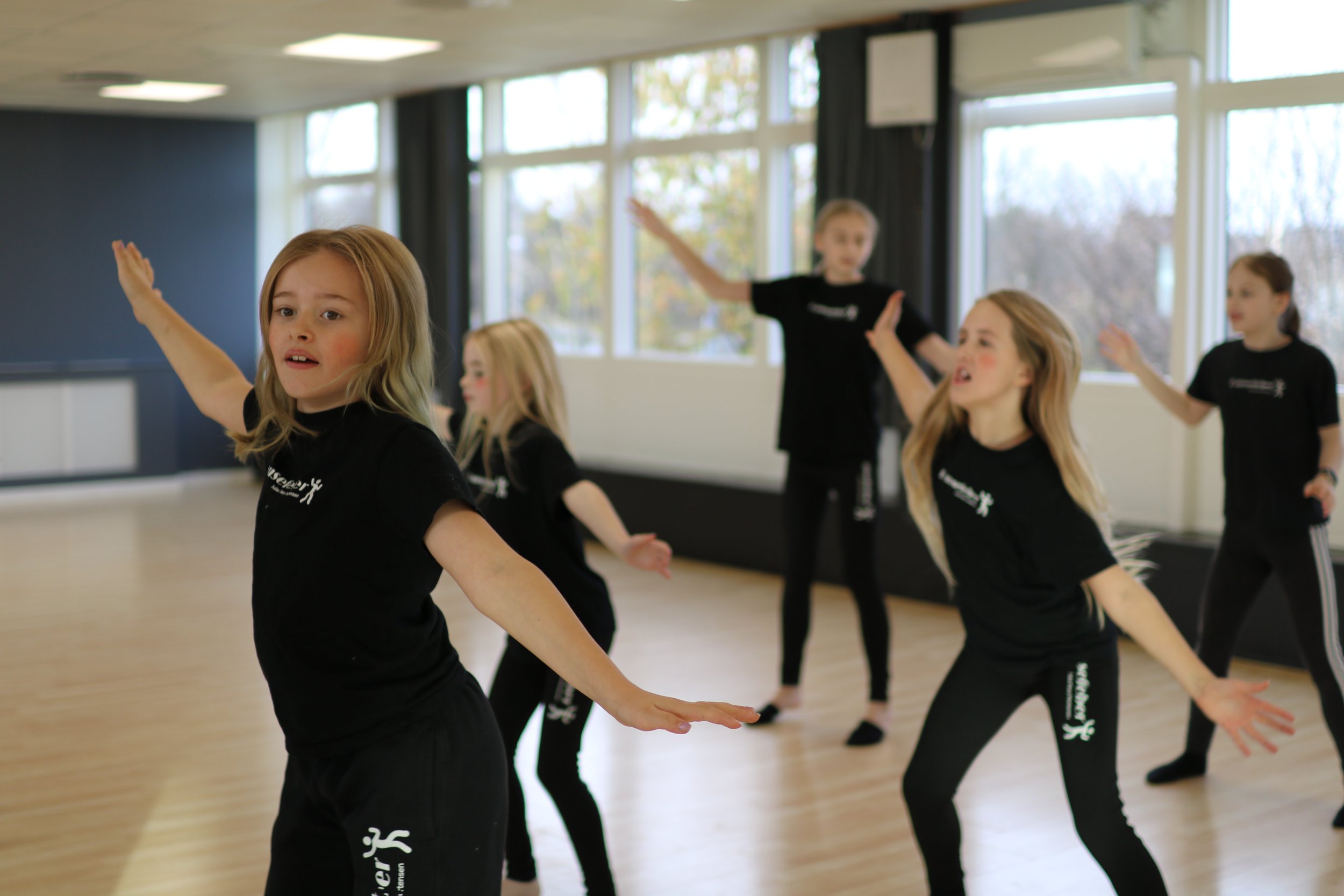 Show Stars øver showdance koreografi på Vestre Kongevej i Viby J