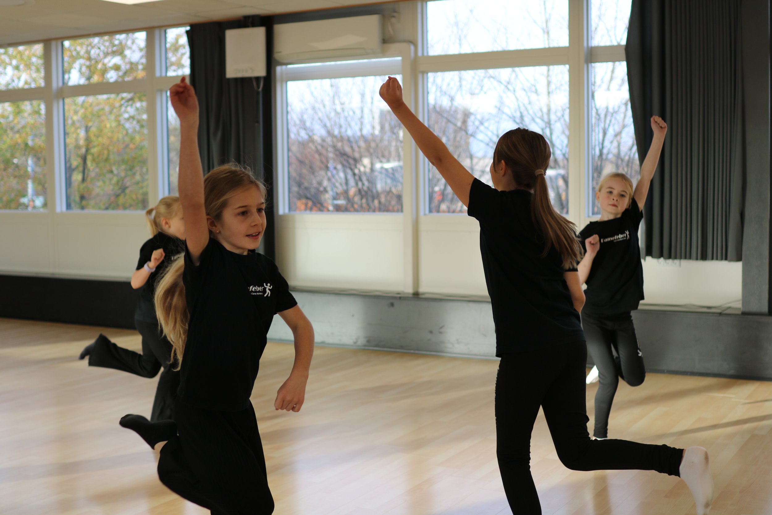 Børn danser showdance på Stjernestøv hos Dansefeber på Vestre Kongevej i Viby J