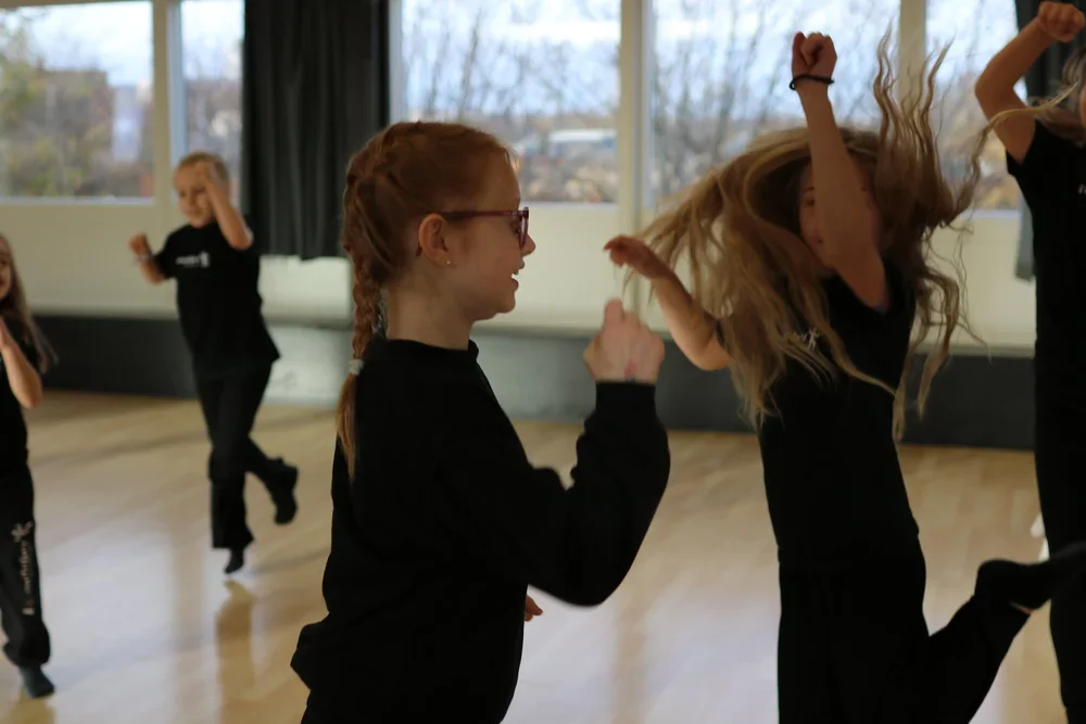 Dansehold Stjerneskud for børn 6-8 år hos Dansefeber i Aarhus Syd