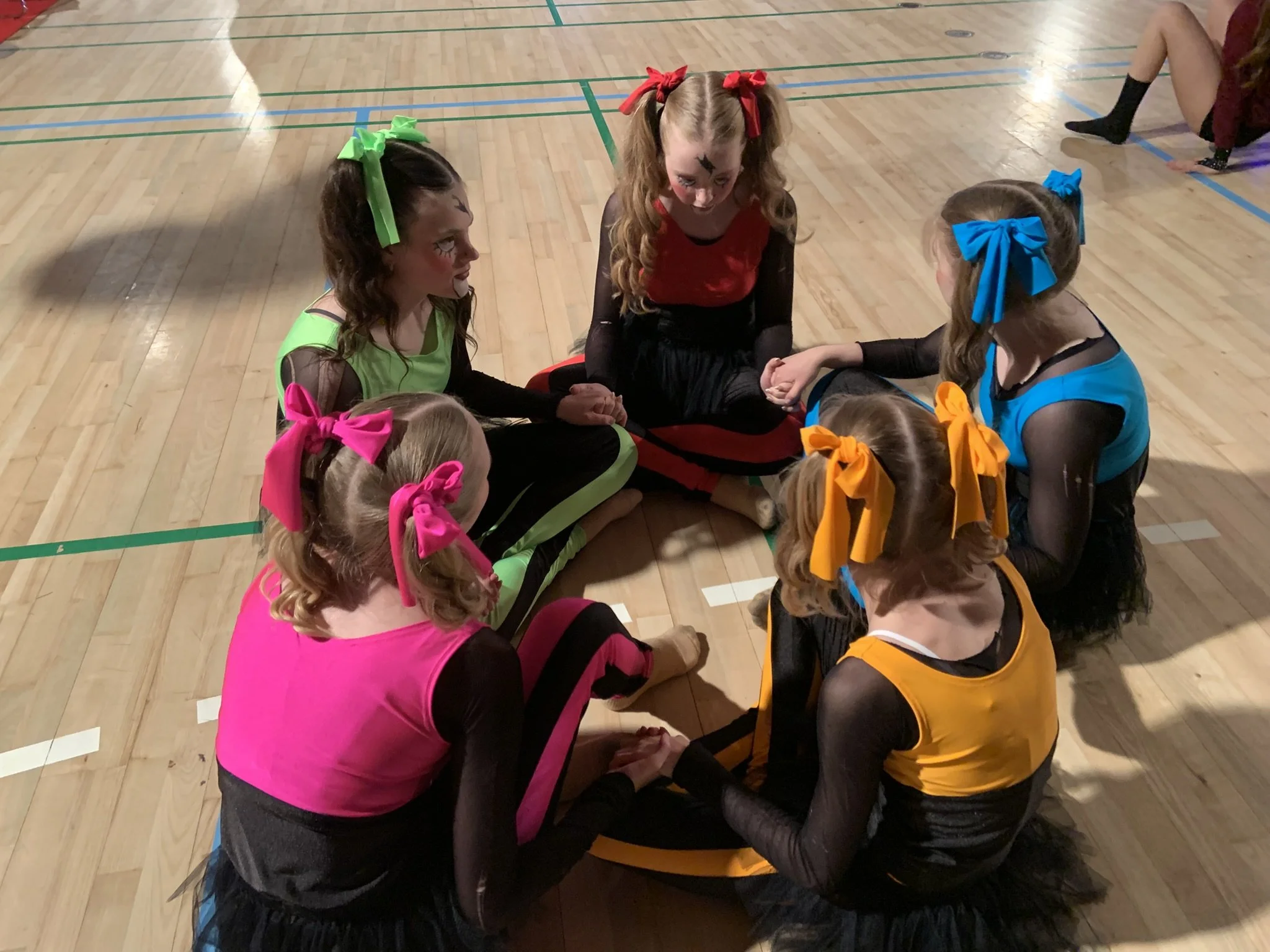 Dansefebers smallgroup junior sidder samlet før opvisningen til DM i showdance