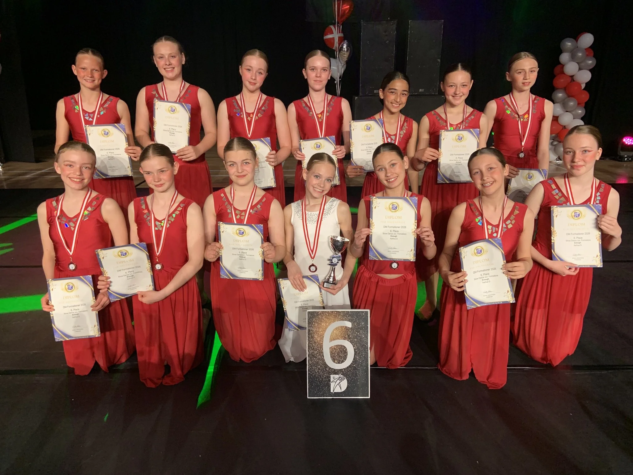 The Stars fra Dansefeber med diplomer og medaljer efter 6. plads i juniorrækken til DM i showdance