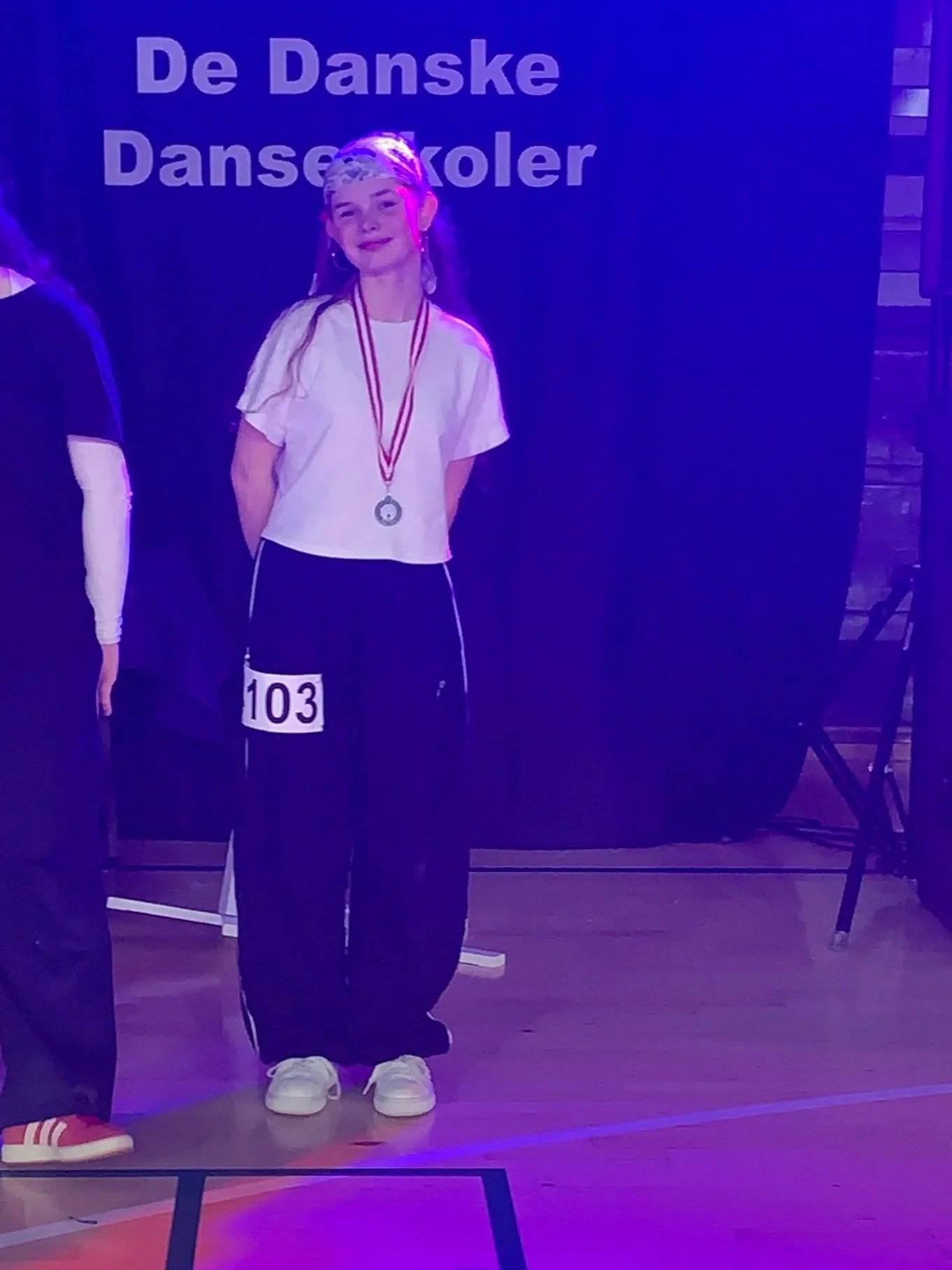 Dansere fra Dansefeber i Viby J med medaljer ved dansekonkurrence
