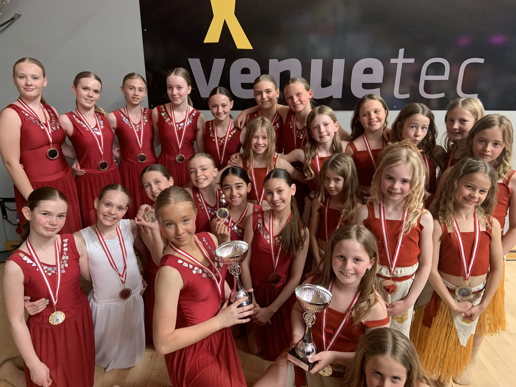 Dansefebers dansehold samlet med medaljer og pokaler ved Jyske Mesterskaber i formation i Aarhus