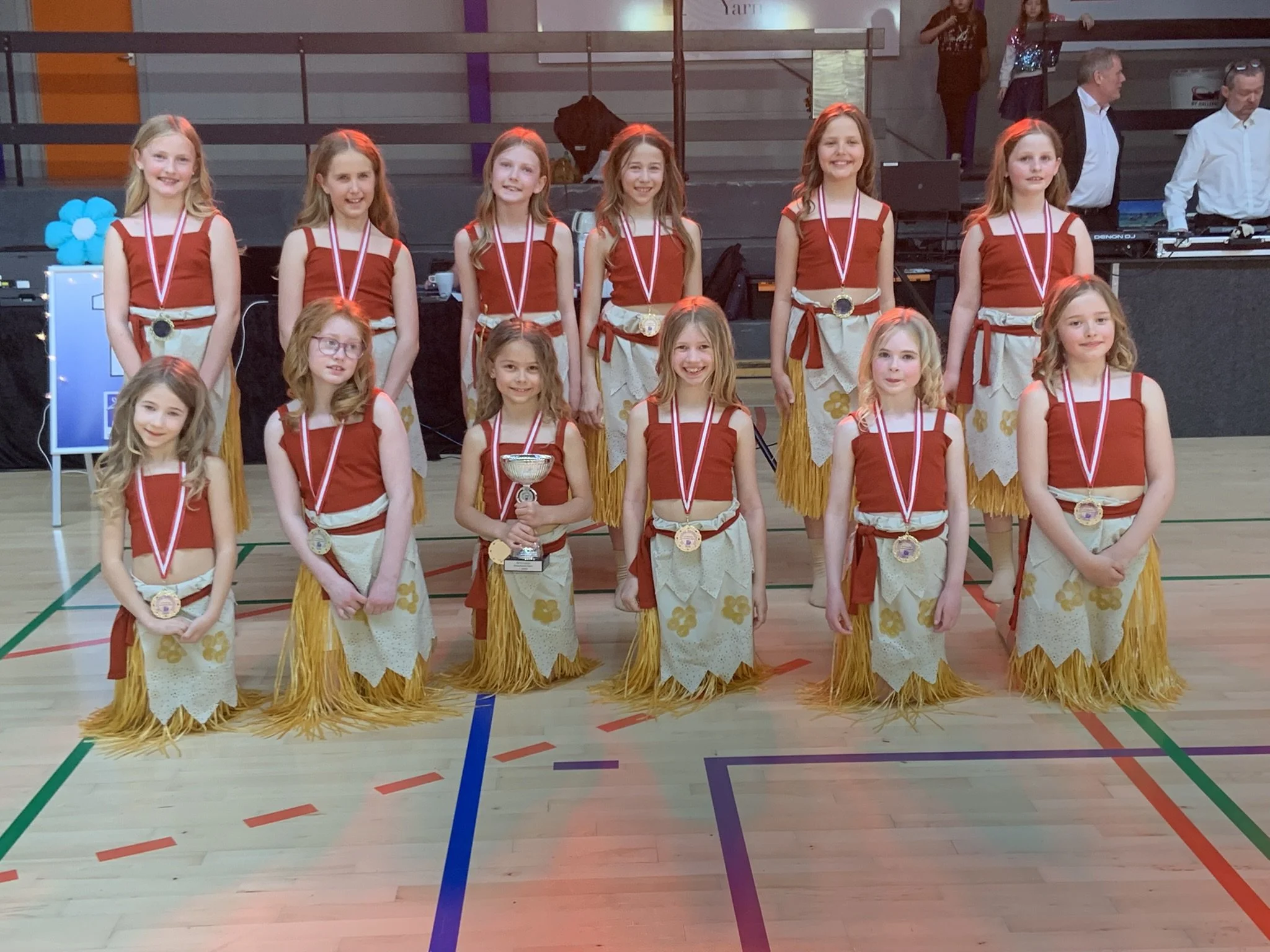 Dansefeber Star Kids med pokal og medaljer ved Jyske Mesterskaber i formation i Viby J