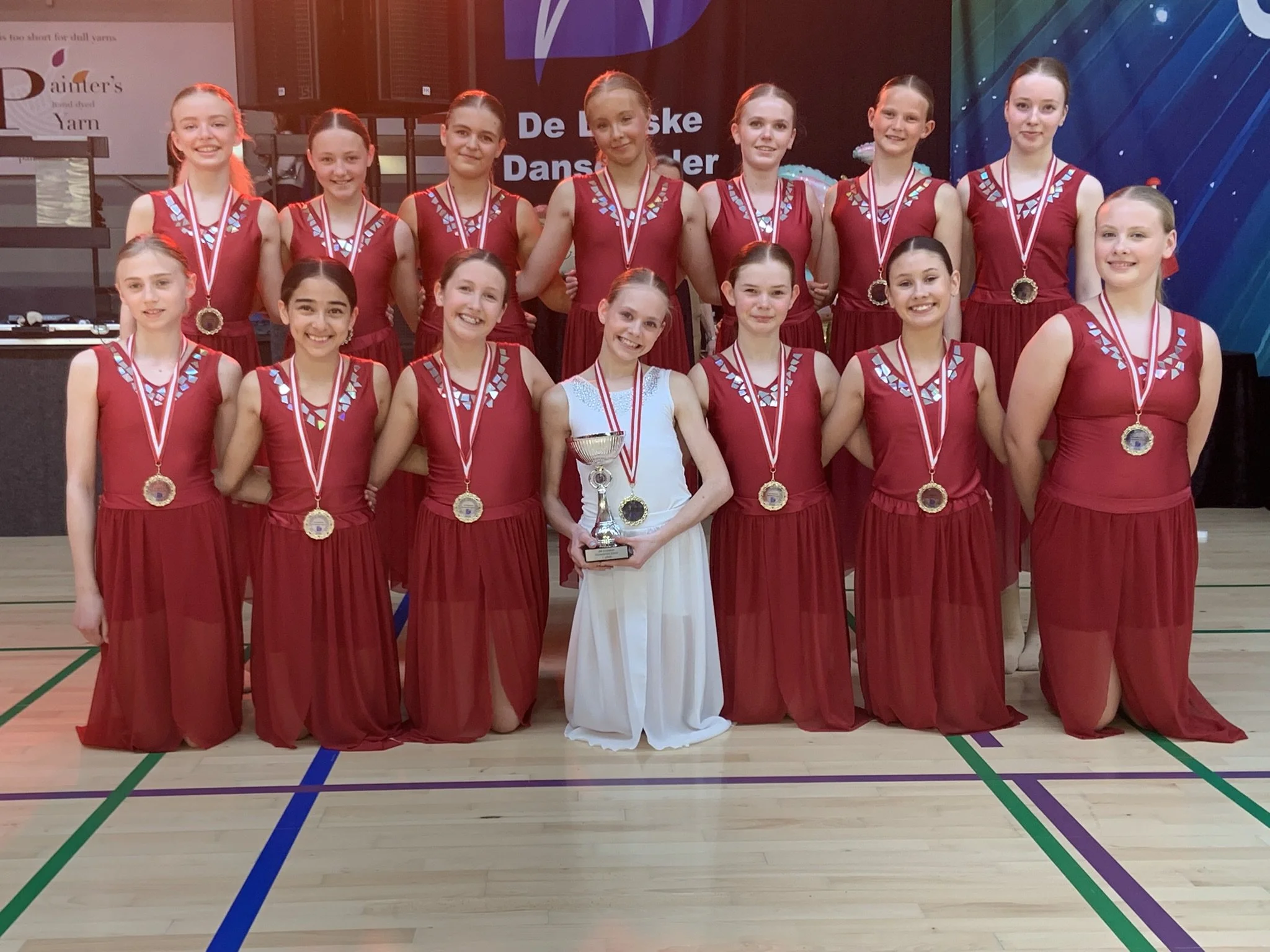Dansefeber The Stars med medaljer og pokal ved Jyske Mesterskaber i formation i Viby J