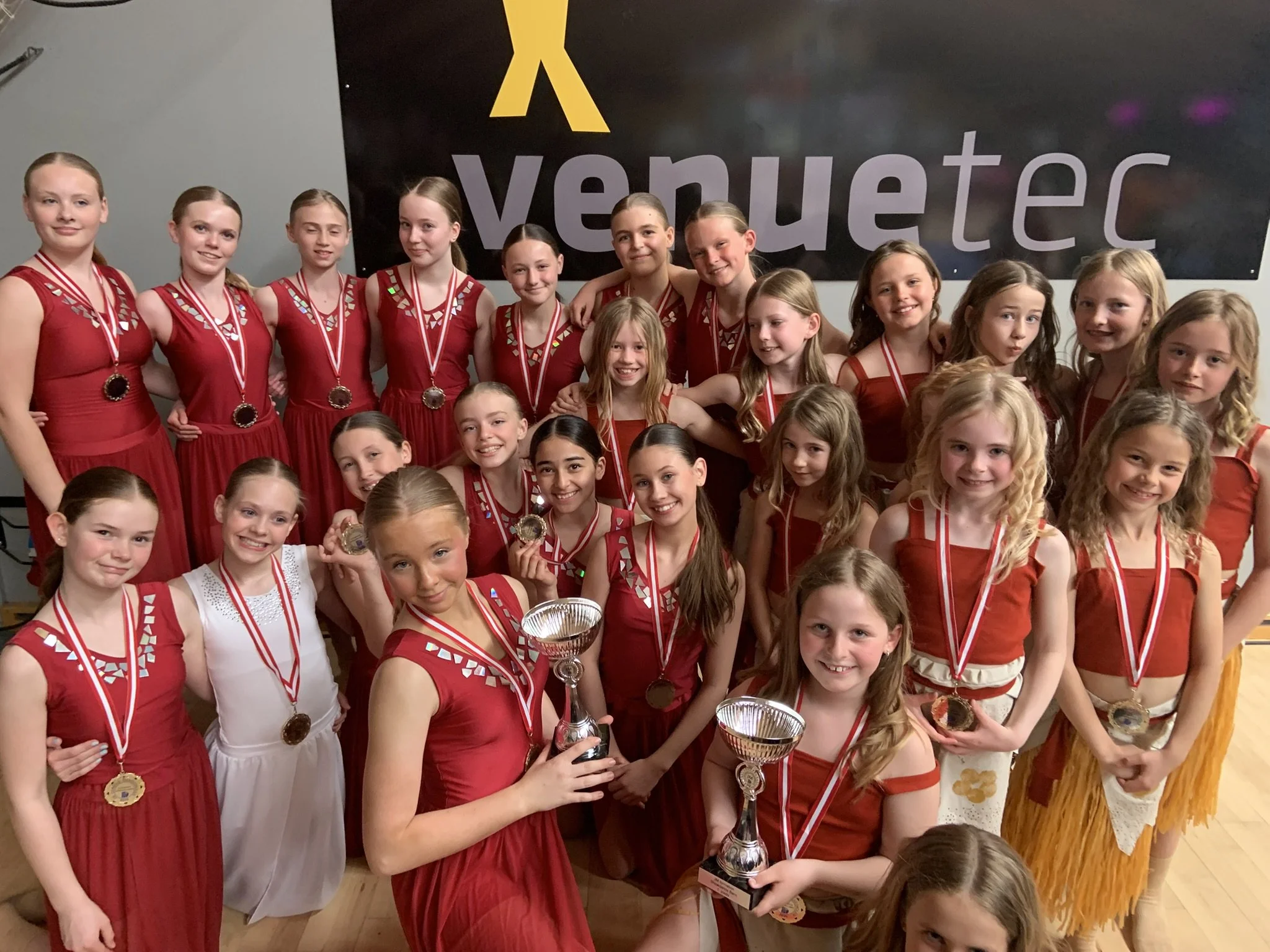 Dansere fra Dansefeber fejrer medaljer og pokaler ved Jyske Mesterskaber i formation i Aarhus