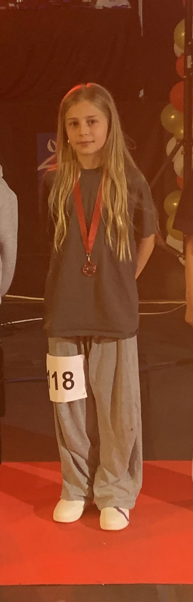 Danser fra Dansefeber i grå outfit til hiphop solo ved Danmarksmesterskaberne 2026 i Forum Horsens