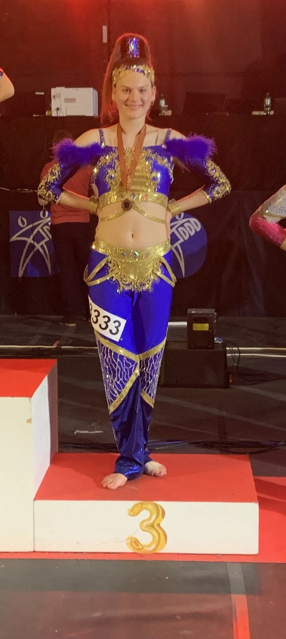Danser fra Dansefeber i lilla guld discodragt til disco solo ved Danmarksmesterskaberne 2026 i Forum Horsens