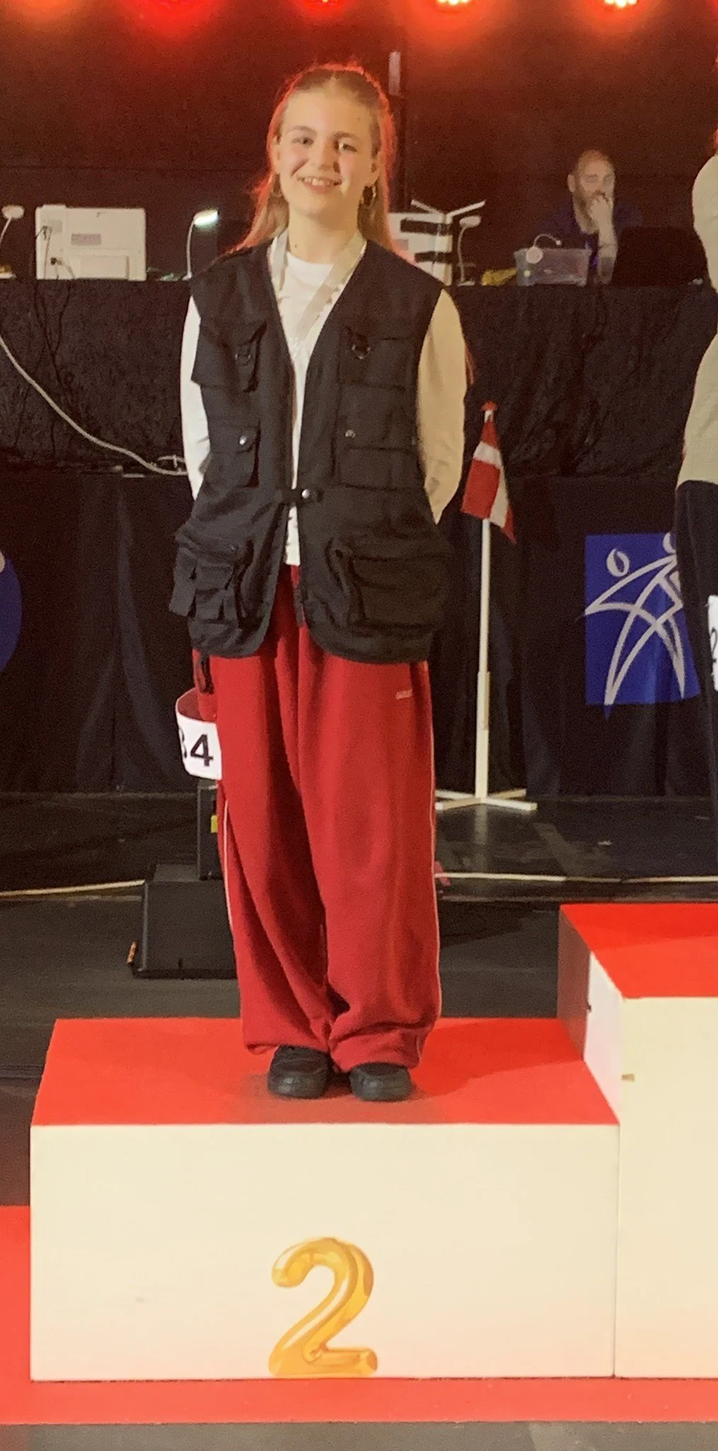 Danser fra Dansefeber i sort rød outfit til hiphop solo ved Danmarksmesterskaberne 2026 i Forum Horsens – 2. plads
