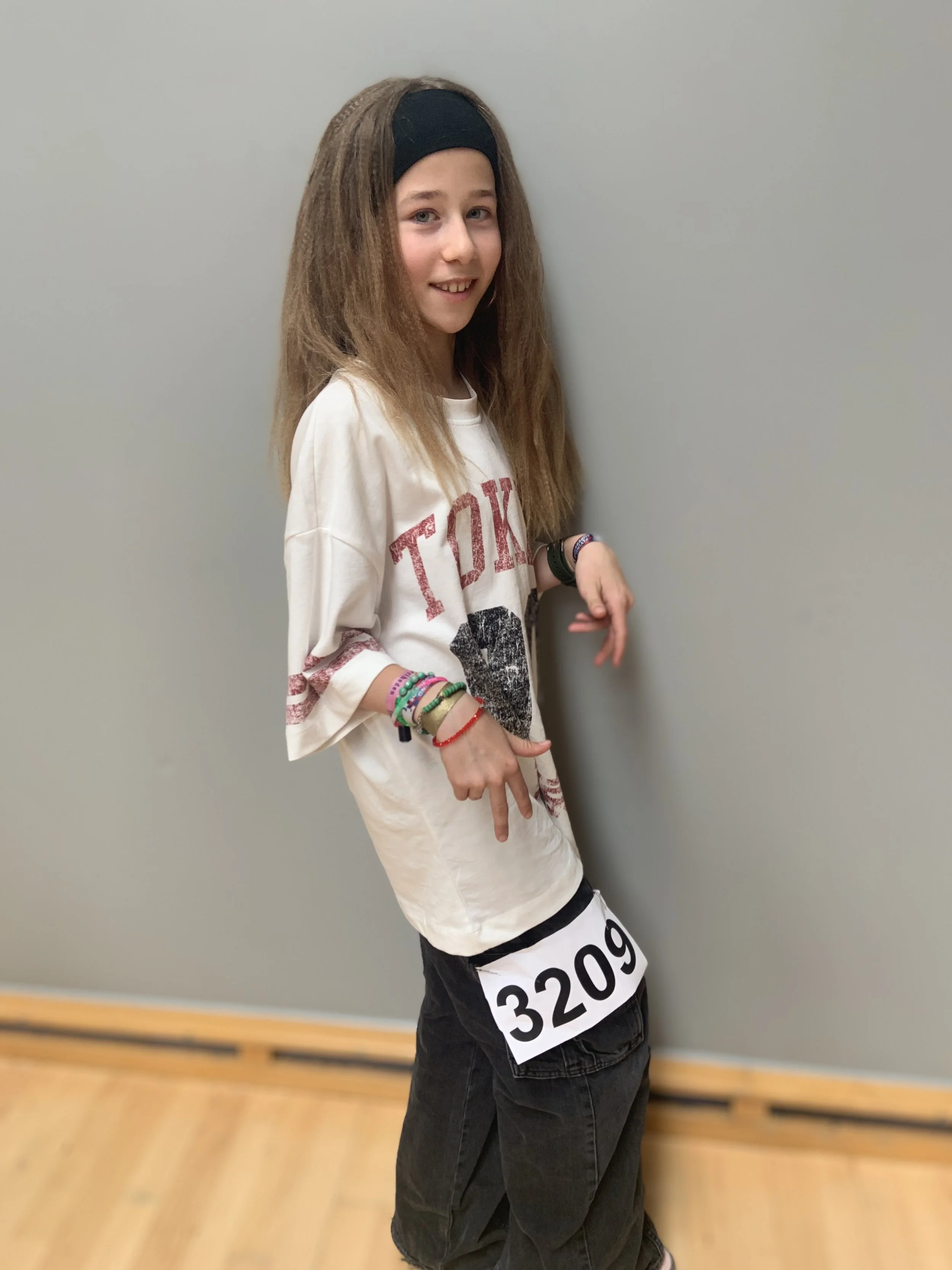 Hiphopdanser fra Dansefeber i Aarhus Syd i positur ved dansekonkurrence