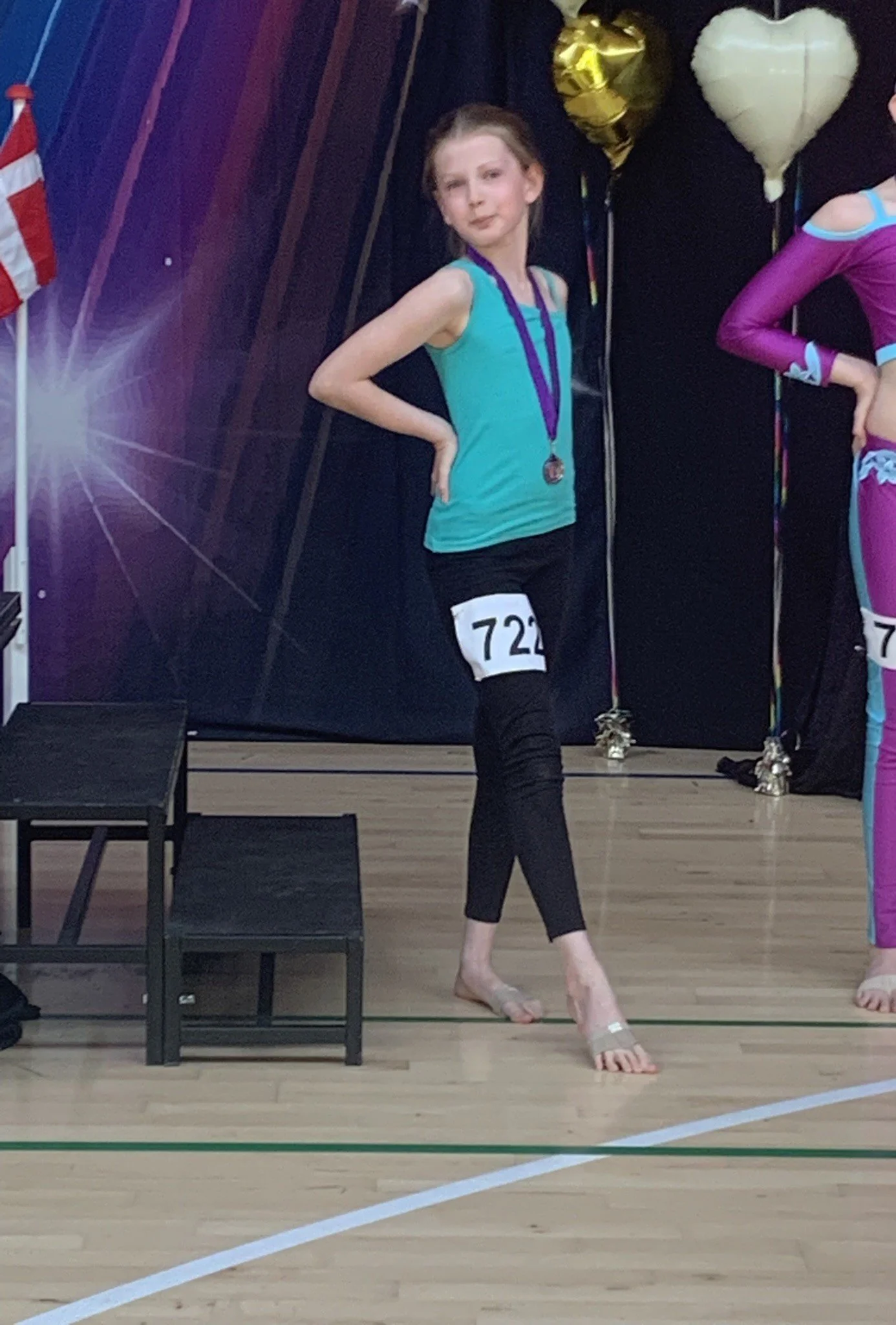 Danser fra Dansefeber i Viby J med medalje ved dansekonkurrence, i turkis dragt