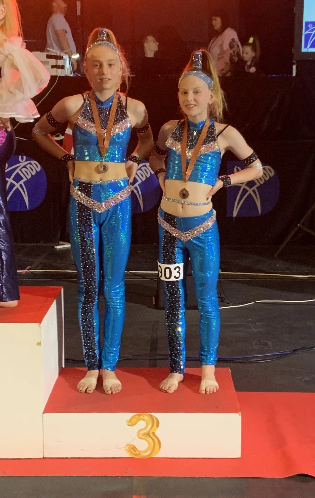 Dansepar fra Dansefeber i blå discodragt til disco duo ved Danmarksmesterskaberne 2026 i Forum Horsens – 3. plads