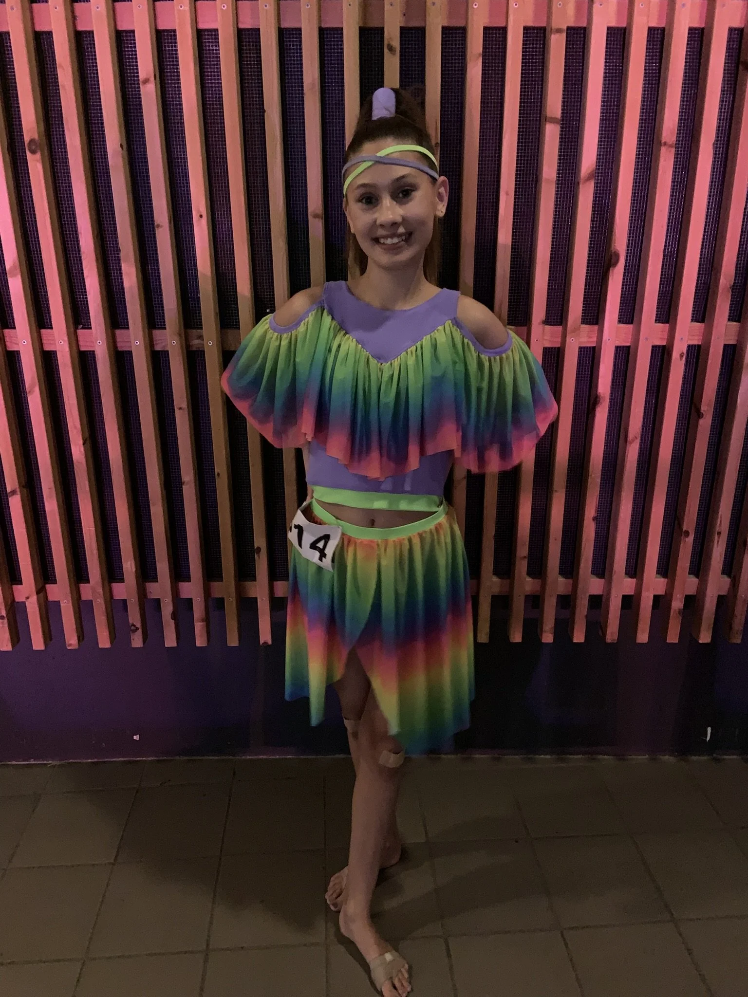 Danser fra Dansefeber i regnbue discodragt til disco slow ved Danmarksmesterskaberne 2026 i Forum Horsens