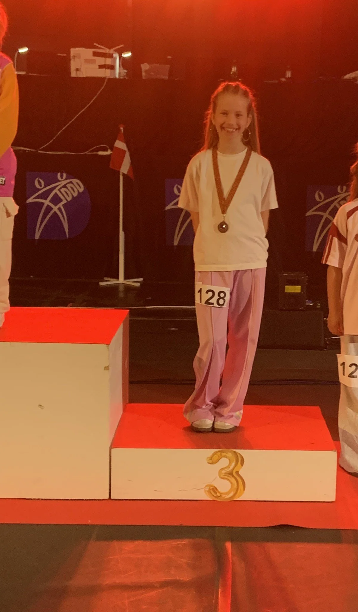 Danser fra Dansefeber i hvid outfit til hiphop solo ved Danmarksmesterskaberne 2026 i Forum Horsens – 3. plads