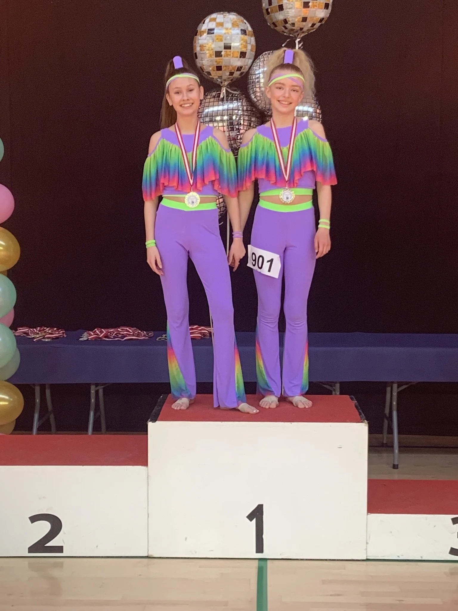 To discodansere fra Dansefeber i Aarhus Syd på 1. plads ved dansekonkurrence