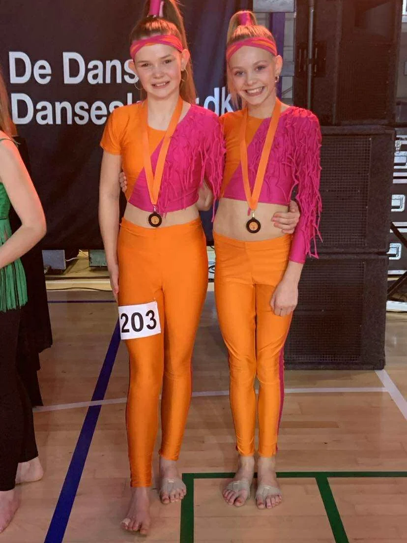 dansefeber-viby-j-disco-duo-efteraarscup-medalje-discodragt-pinkorange.jpg
