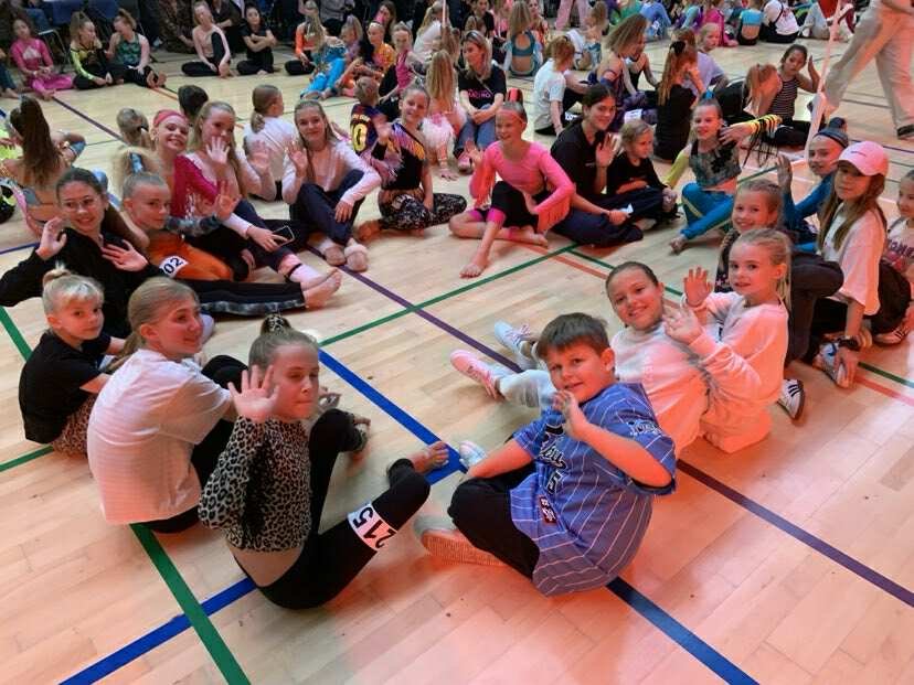 dansefeber-viby-j-gruppe-efteraarscup-dansere-gulvbillede.jpg