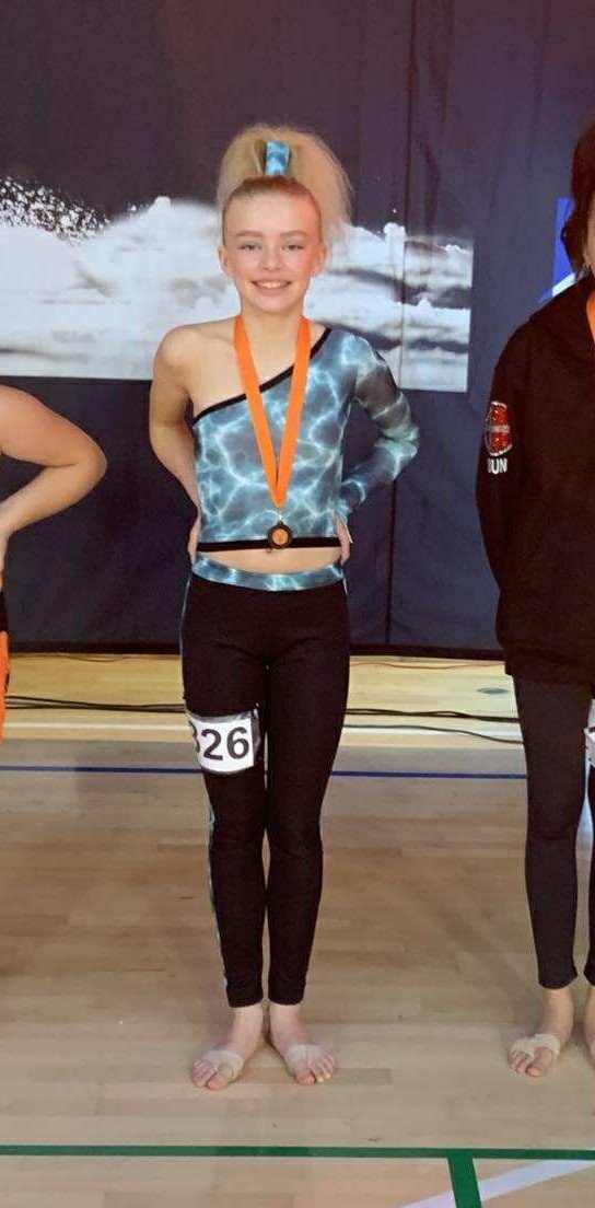dansefeber-viby-j-disco-efteraarscup-medalje-discodragt-turkisgroen.jpg