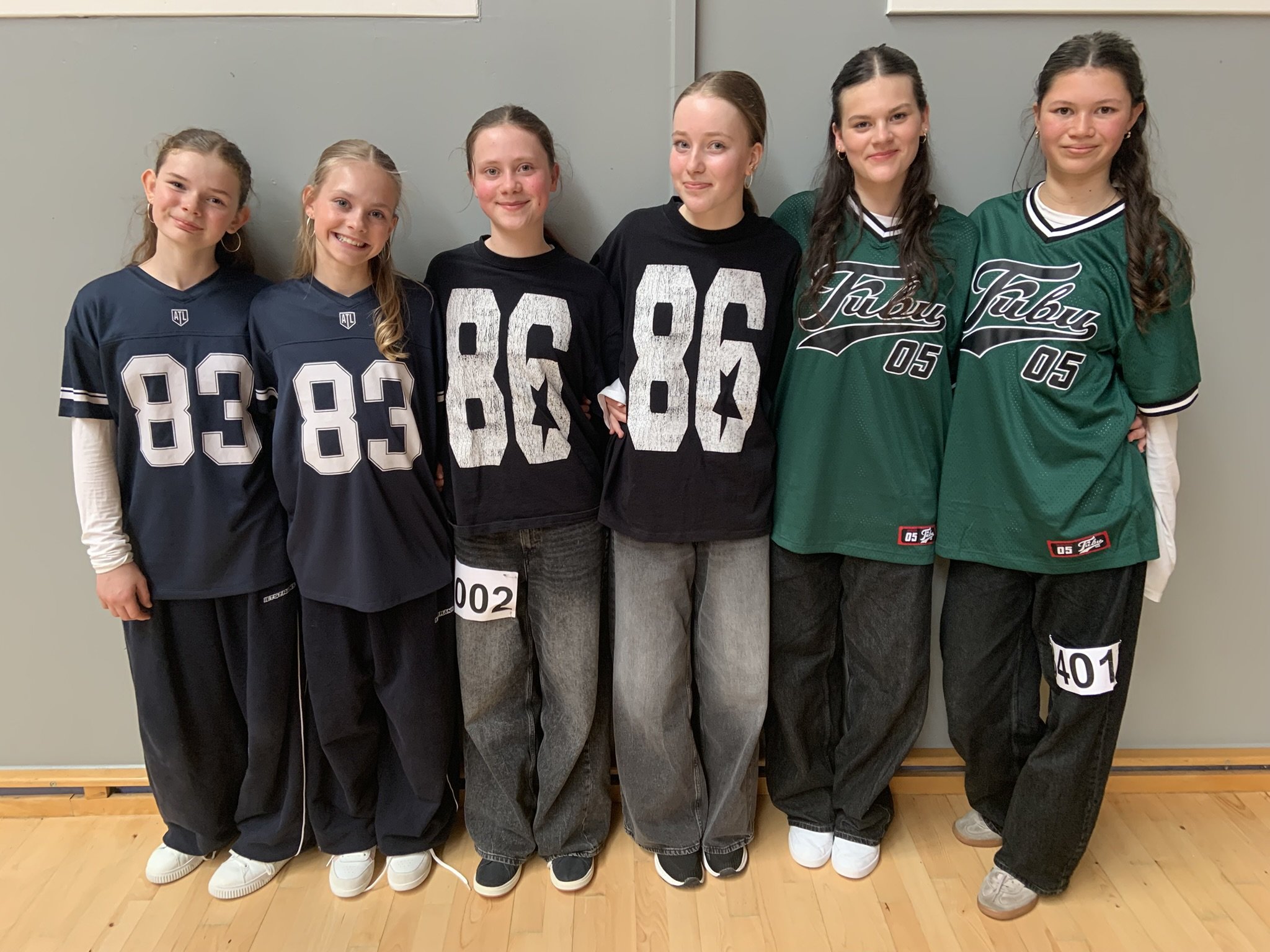 Seks hiphopdansere fra Dansefeber i Viby J i sportstrøjer, studieportræt ved dansekonkurrence