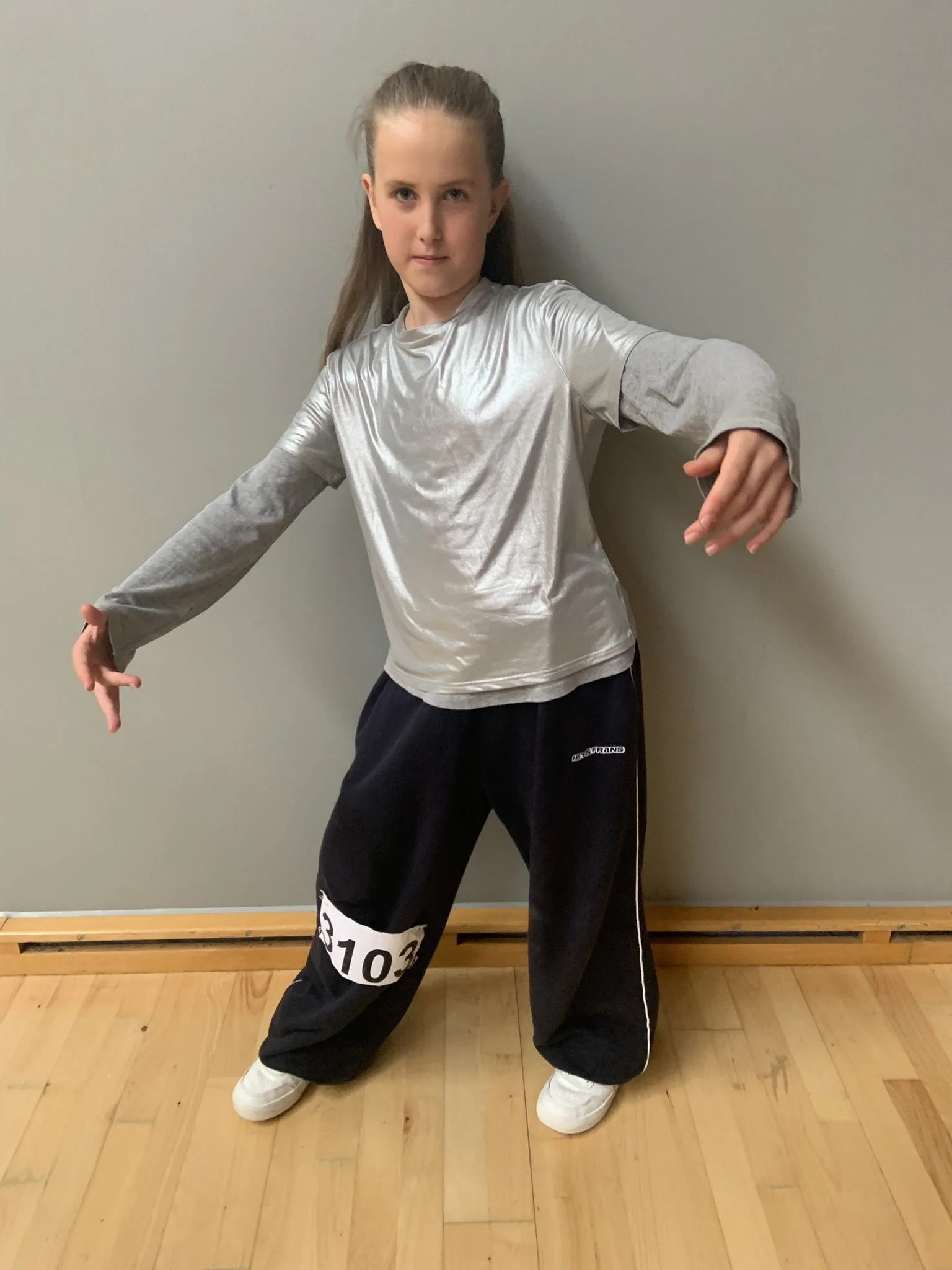Hiphopdanser fra Dansefeber i Viby J i studieportræt ved dansekonkurrence, i sølvgrå dragt