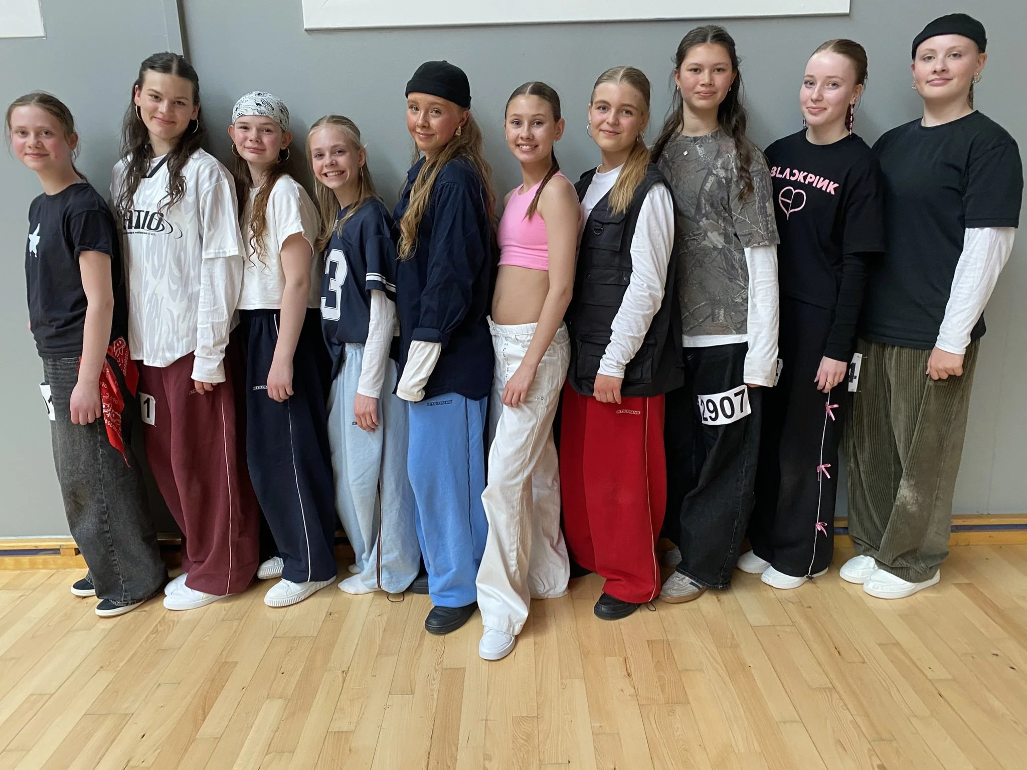 Gruppe på ti hiphopdansere fra Dansefeber i Aarhus Syd i studieportræt ved dansekonkurrence