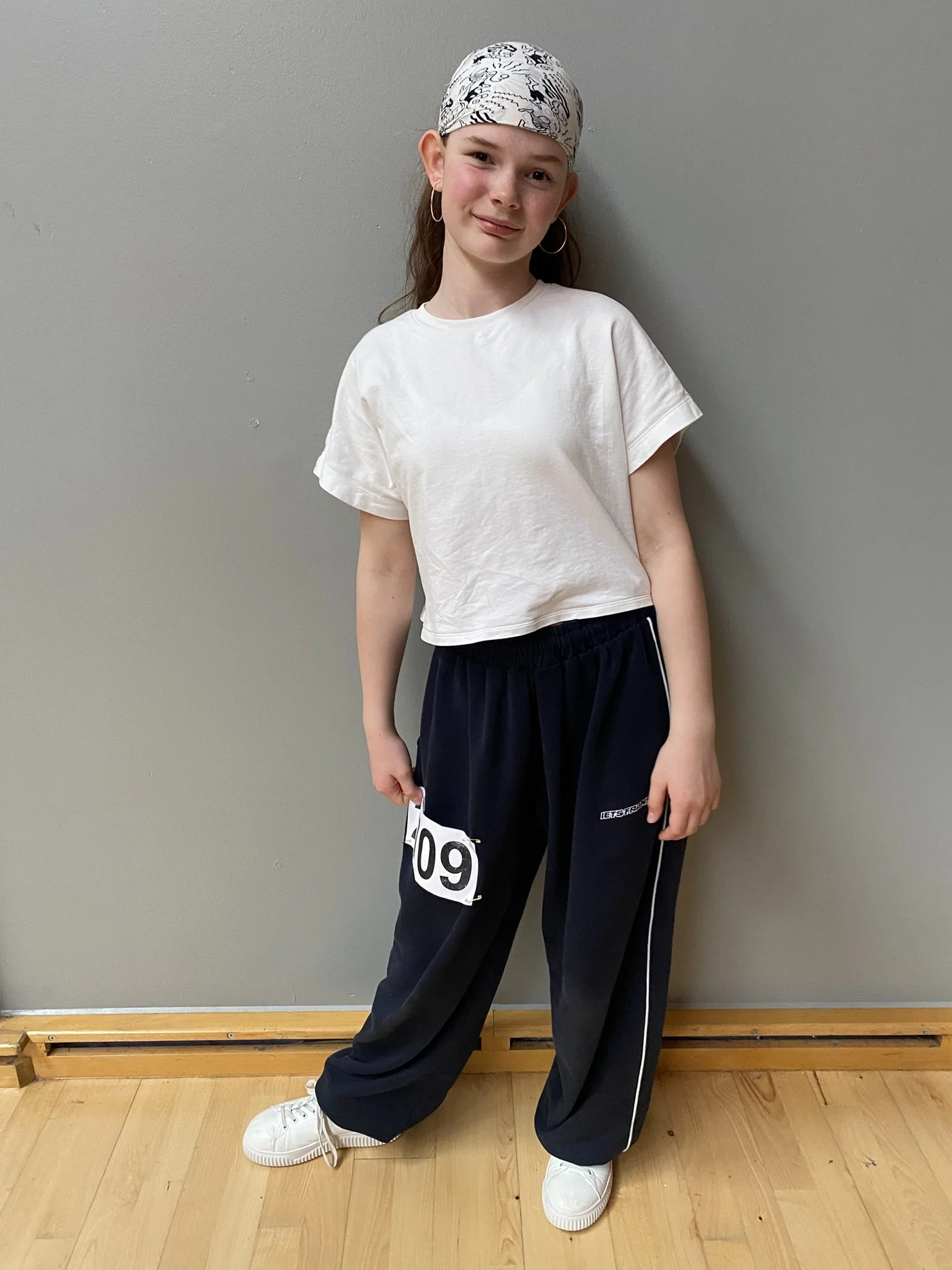 Hiphopdanser fra Dansefeber i Aarhus Syd i studieportræt ved dansekonkurrence, i hvid og sort dragt