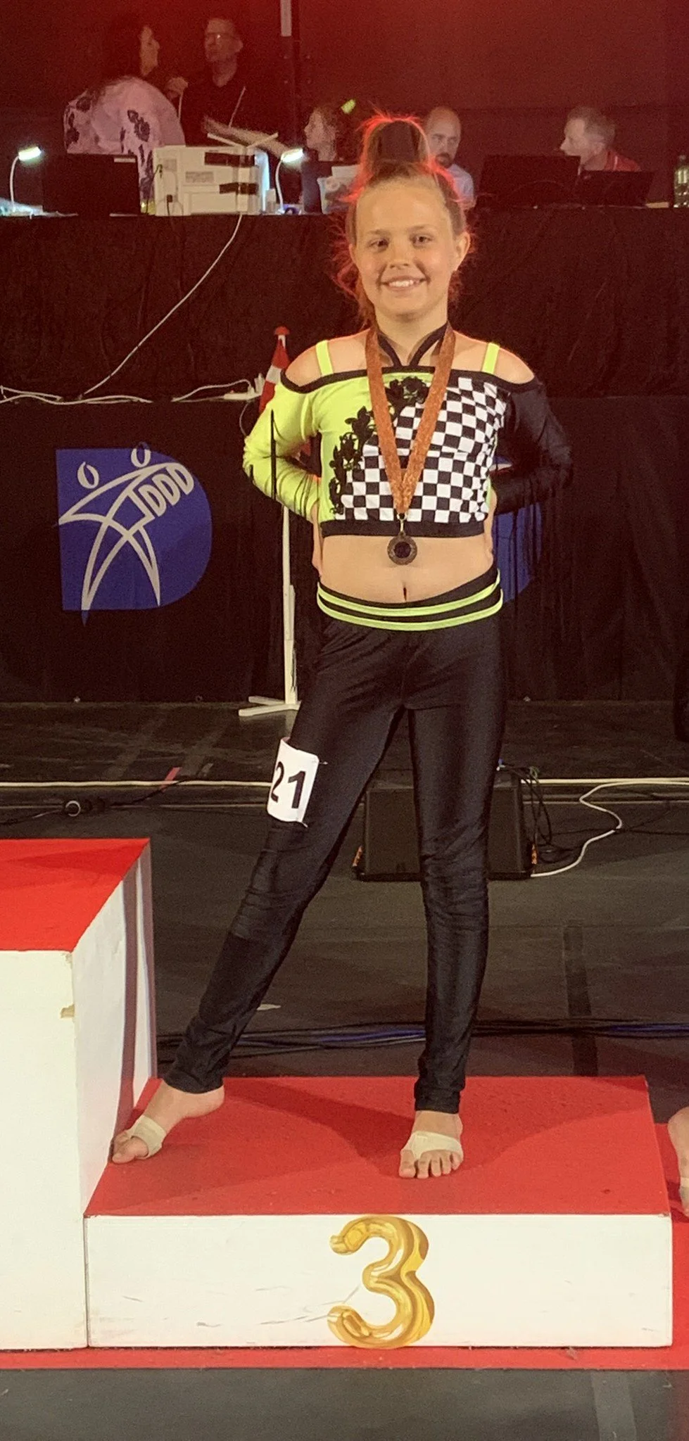 Danser fra Dansefeber i sort hvid ternet discodragt til disco solo ved Danmarksmesterskaberne 2026 i Forum Horsens – 3. plads