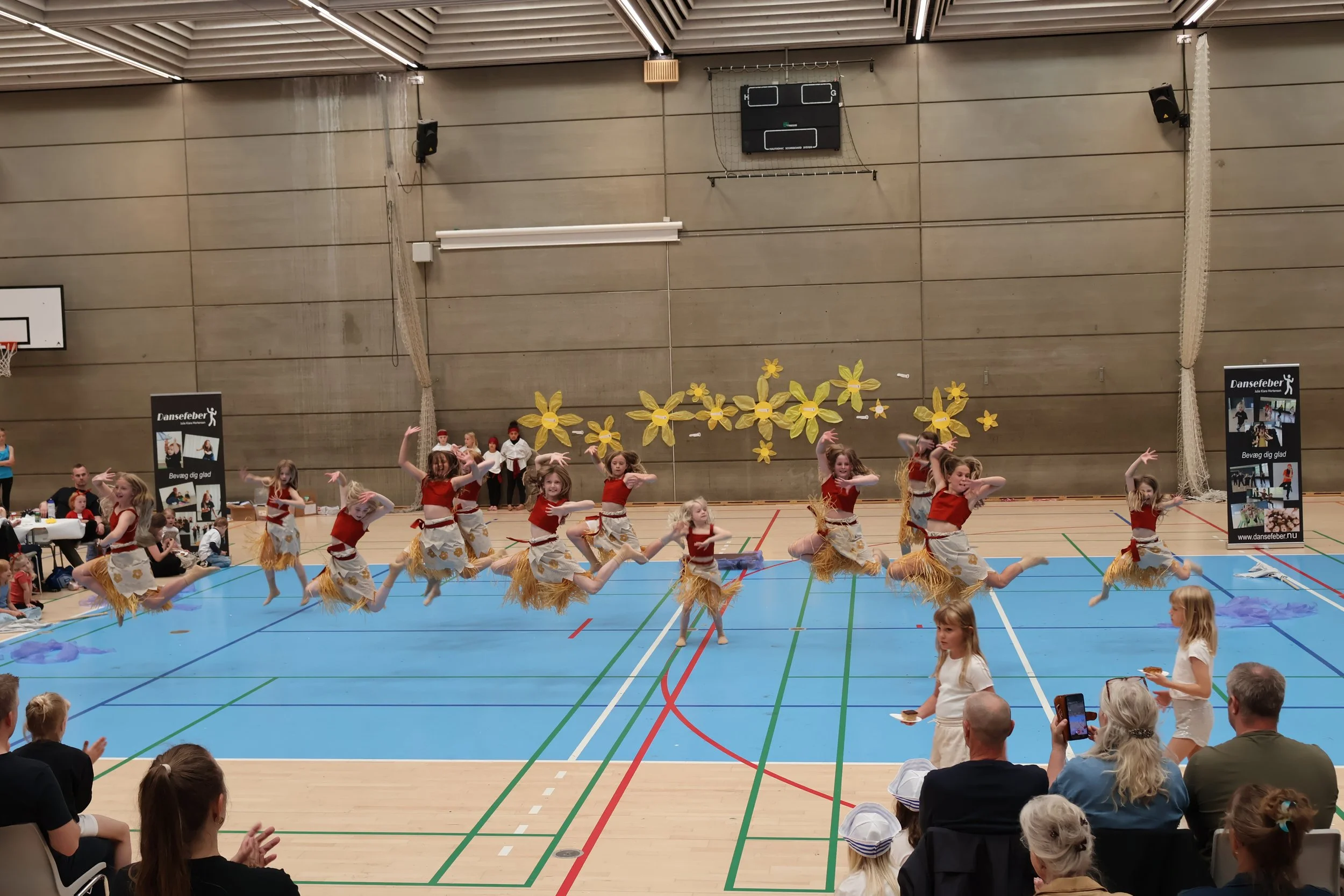 dansefeber-viby-j-afdansningsbal-hula-dans.jpg