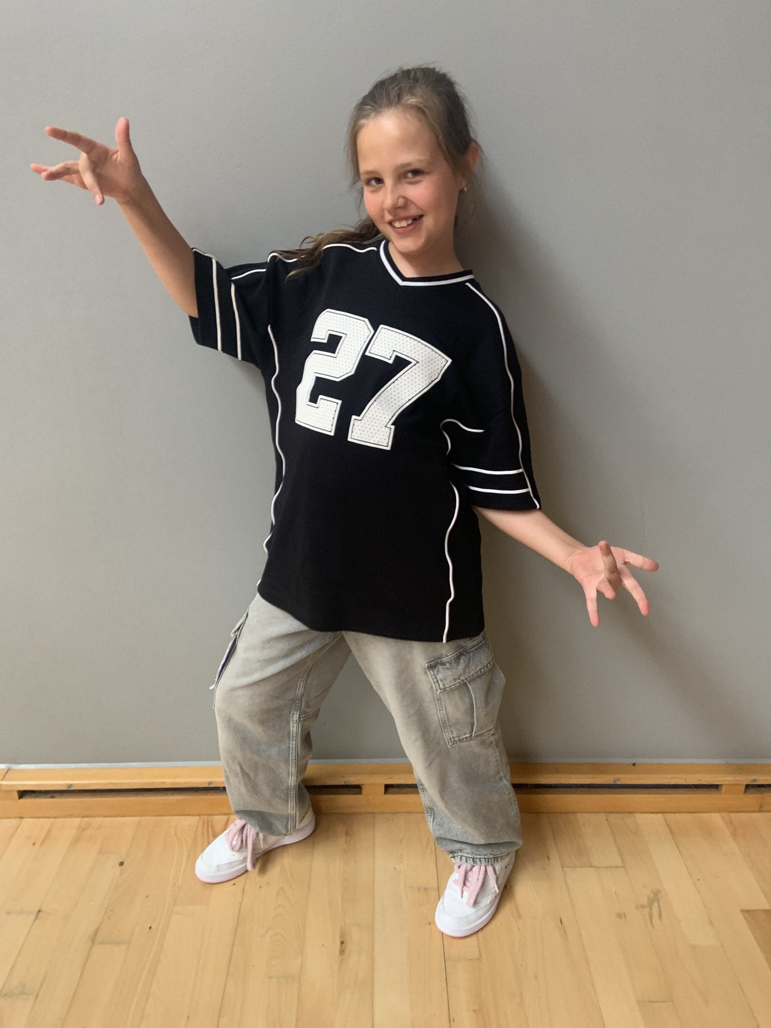 Hiphopdanser fra Dansefeber i Aarhus Syd i studieportræt ved dansekonkurrence, i sort og grå dragt