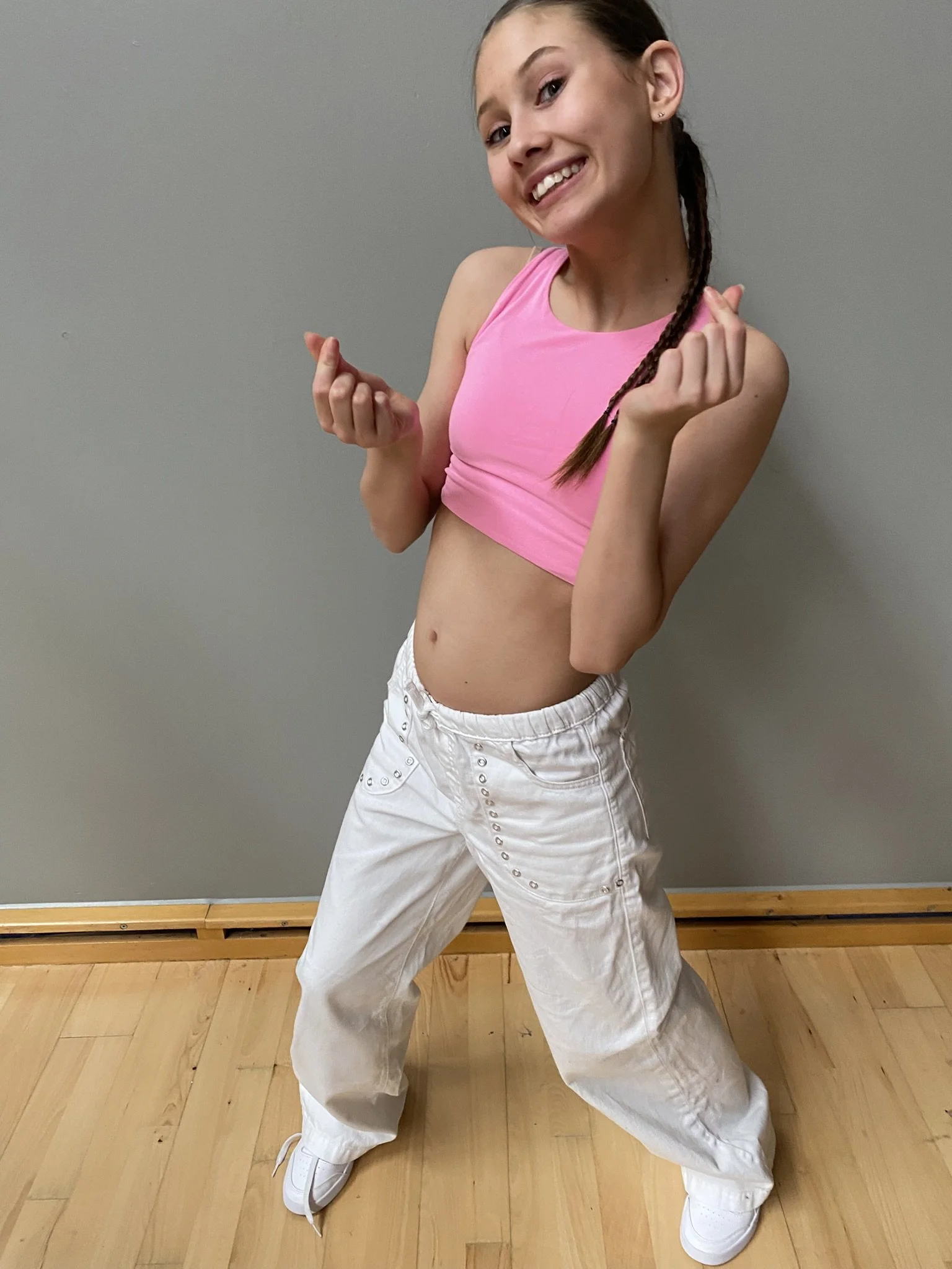 Hiphopdanser fra Dansefeber i Viby J i studieportræt ved dansekonkurrence, i pink dragt
