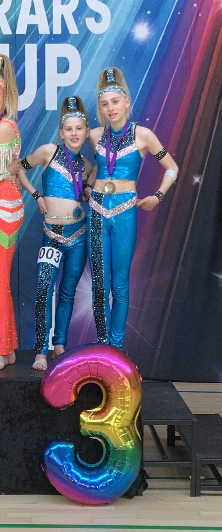 Discoduo fra Dansefeber i Viby J, Aarhus Syd, på 3. pladsen ved dansekonkurrence, i blå og sølv dragt