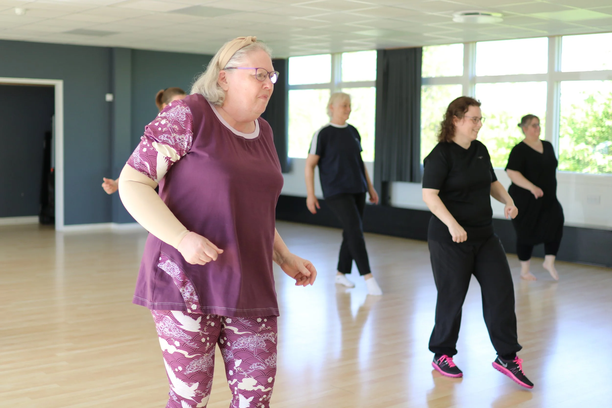 Voksne danser Feberdans hos Dansefeber på Kirketorvet i Tranbjerg