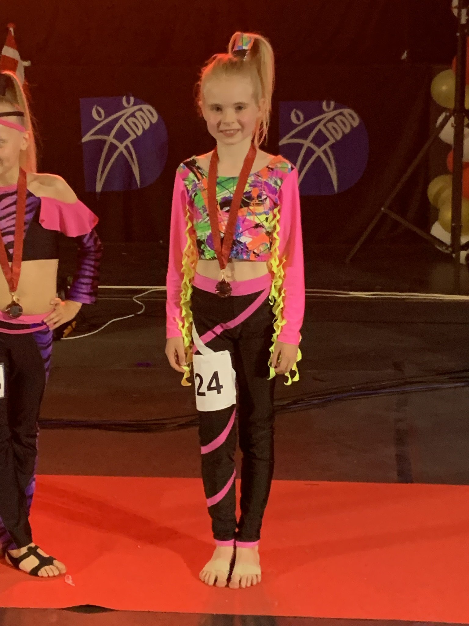 Danser fra Dansefeber i pink neon discodragt til disco solo ved Danmarksmesterskaberne 2026 i Forum Horsens