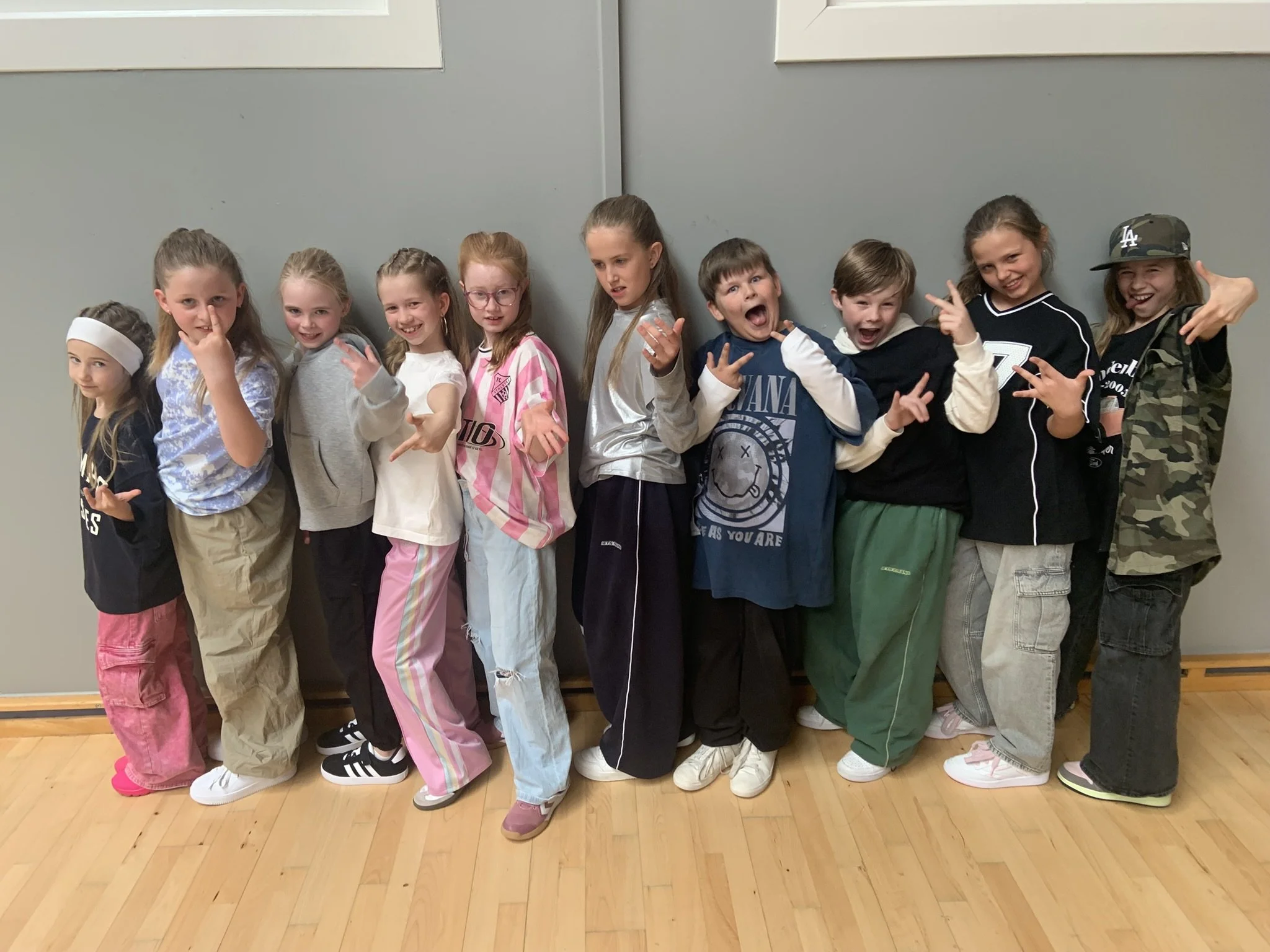 Ti hiphopdansere fra Dansefeber i Viby J i studieportræt ved dansekonkurrence