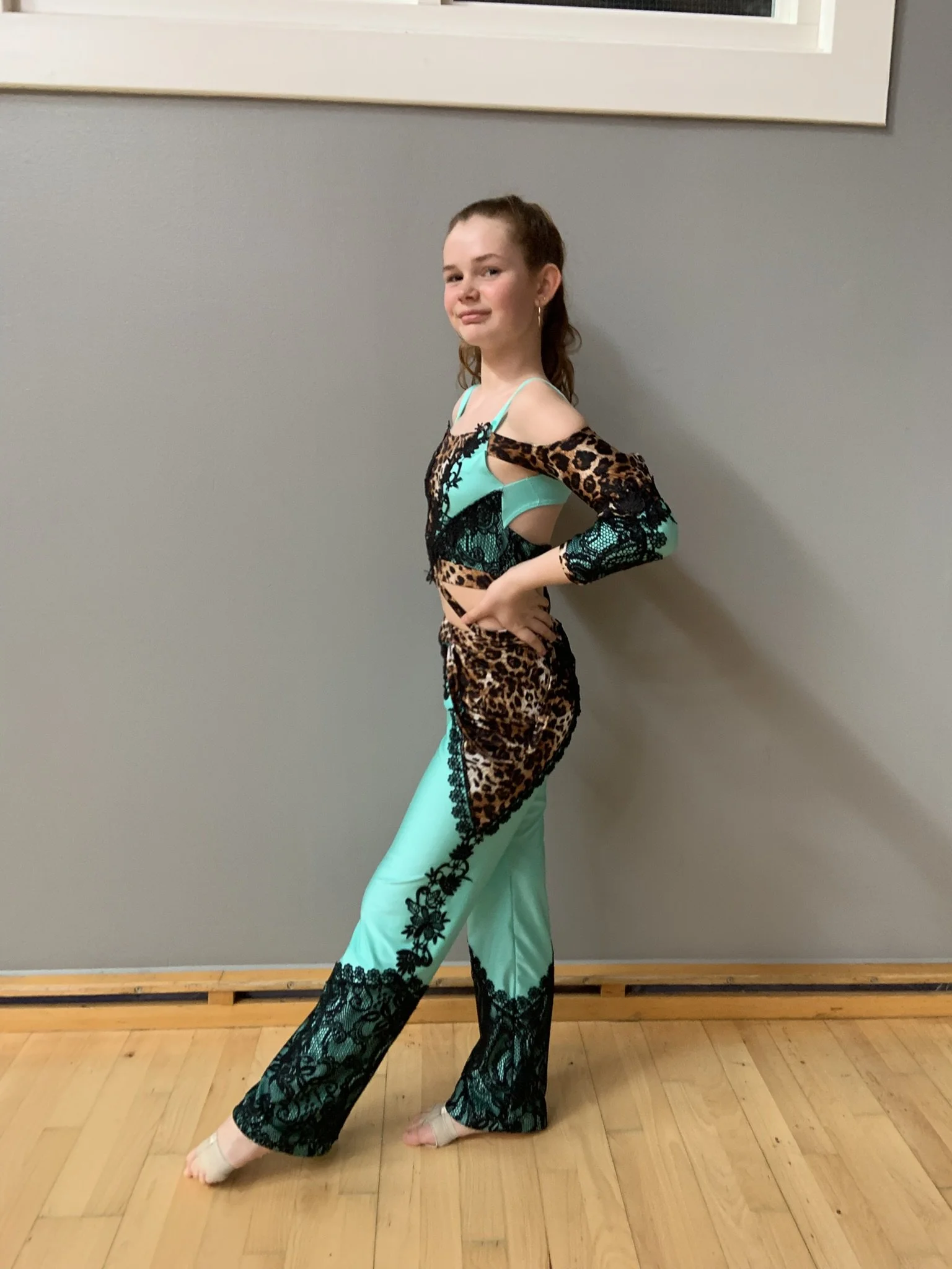 Discodanser fra Dansefeber i Viby J i studieportræt ved dansekonkurrence, i mint leopardmønstret dragt