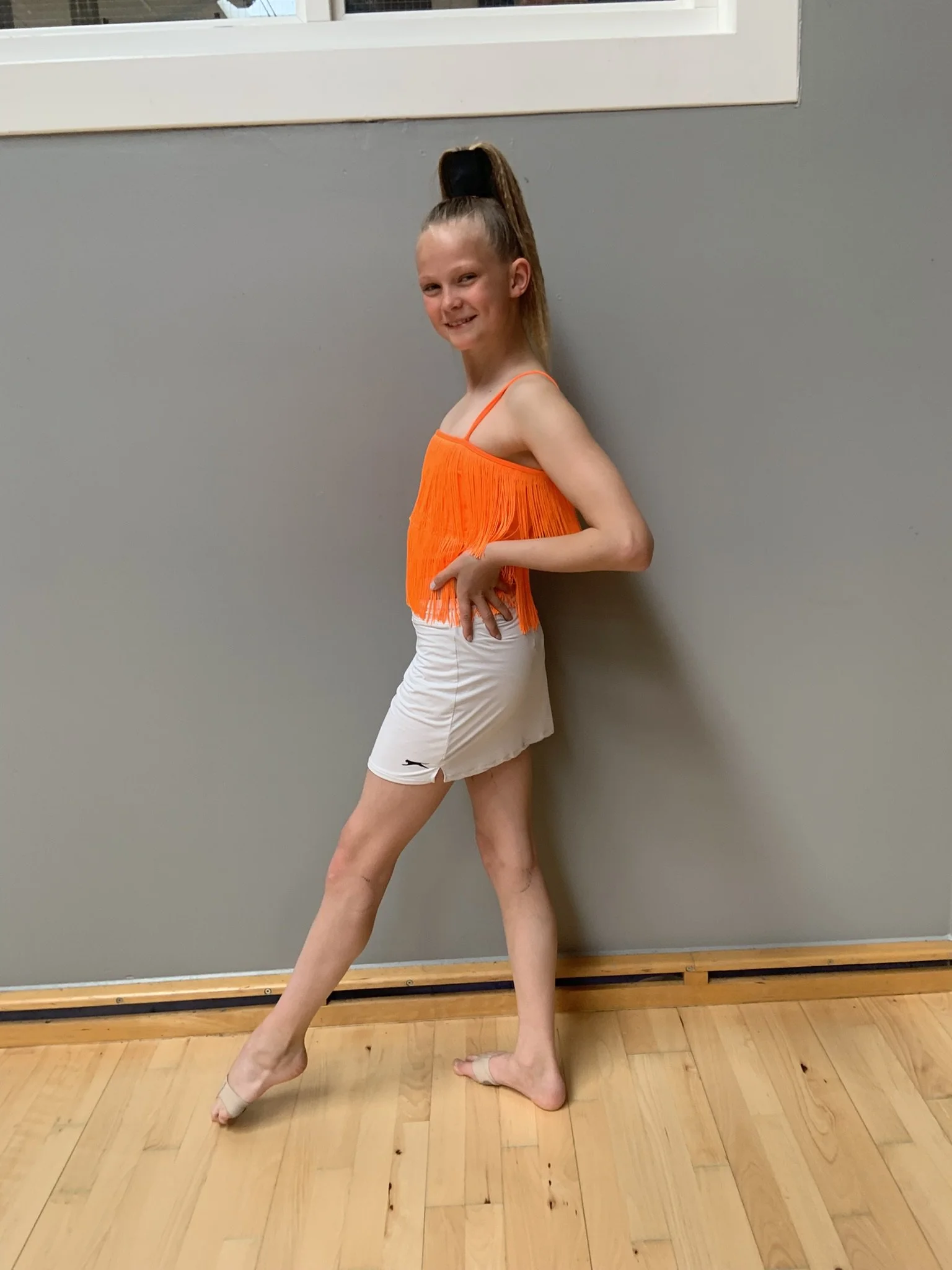 Disco slow-danser fra Dansefeber i Viby J i studieportræt ved dansekonkurrence, i orange og hvid dragt