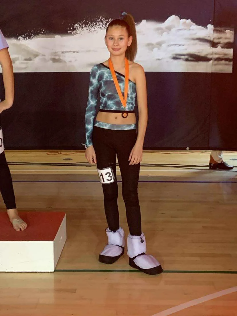 dansefeber-viby-j-disco-efteraarscup-medalje-discodragt-turkissort.jpg