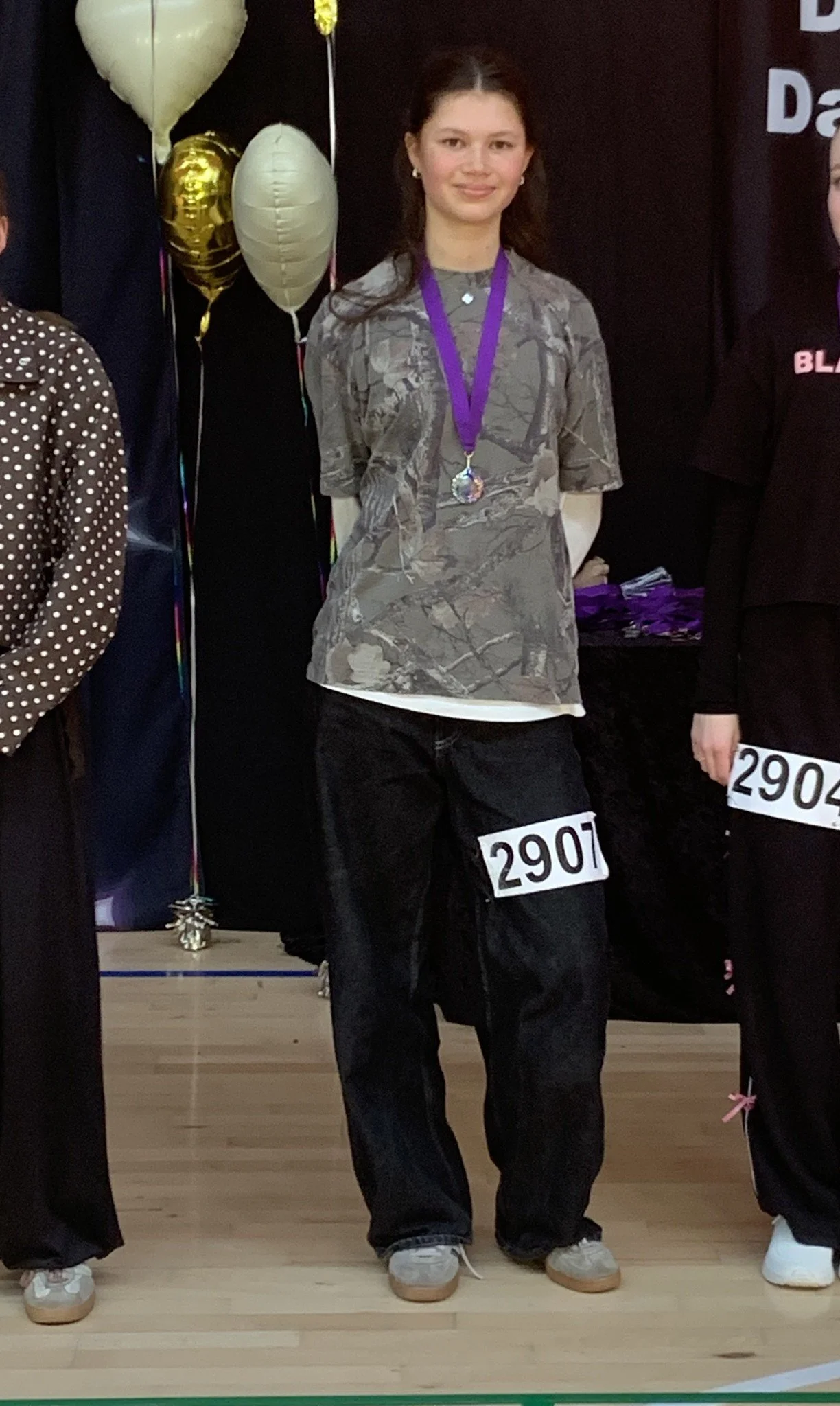 Hiphopdanser fra Dansefeber i Viby J med medalje ved dansekonkurrence, i camouflagedragt