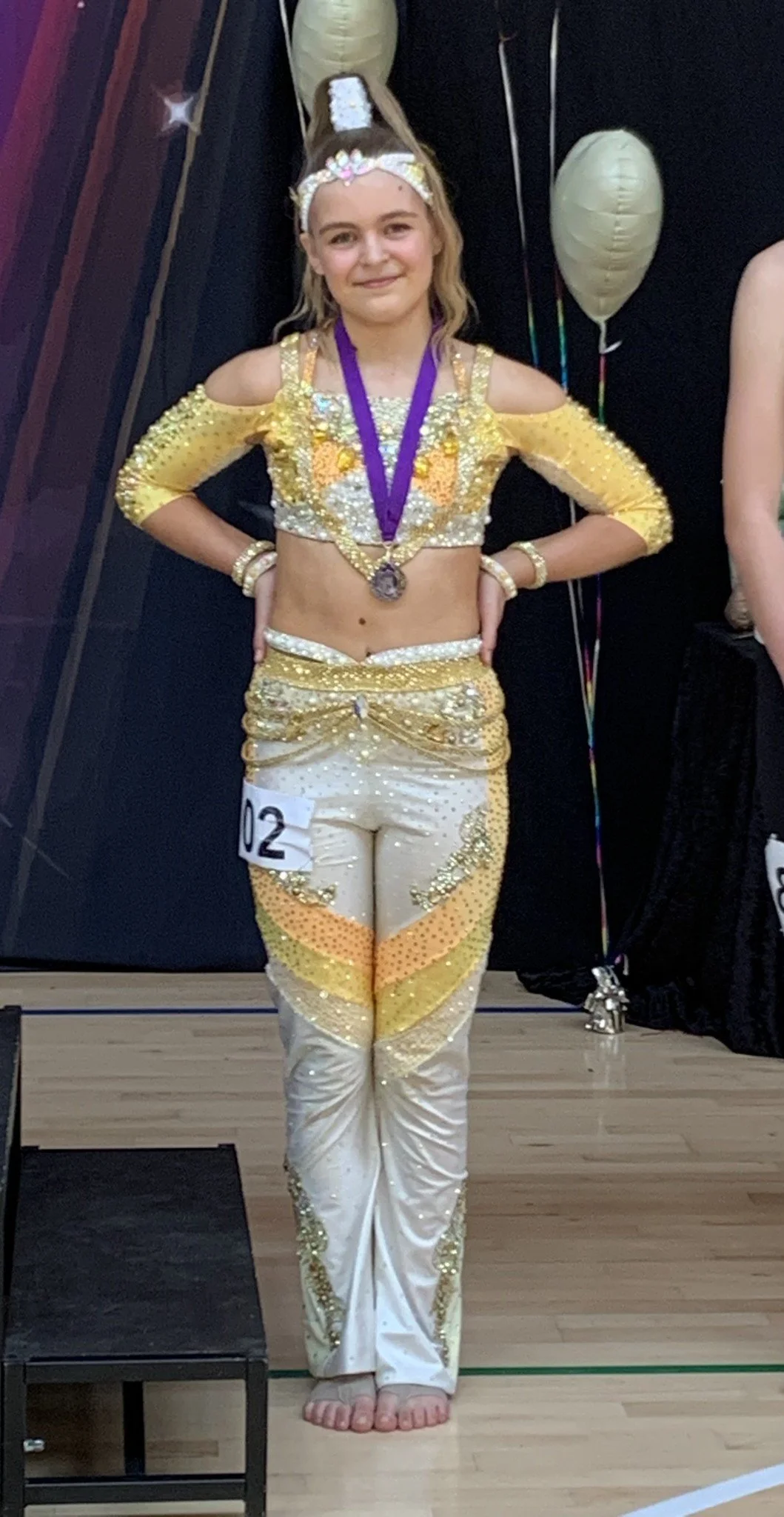 Discodanser fra Dansefeber i Viby J med medalje ved dansekonkurrence, i gul og hvid dragt