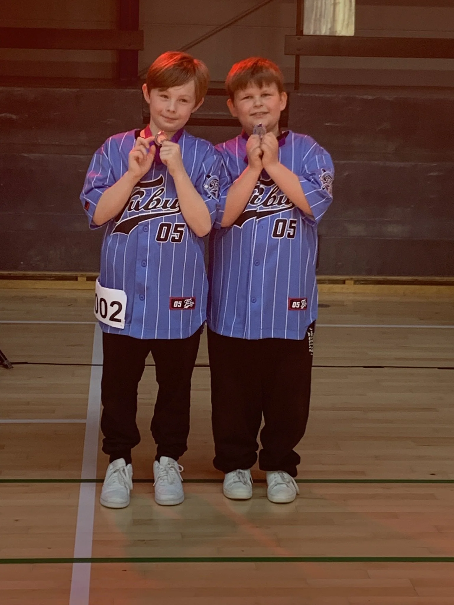 Hiphopduo fra Dansefeber i Viby J med medaljer ved dansekonkurrence, i blå og hvid dragter