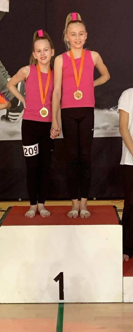 dansefeber-viby-j-disco-duo-efteraarscup-1plads-discodragt-pinksort.jpg
