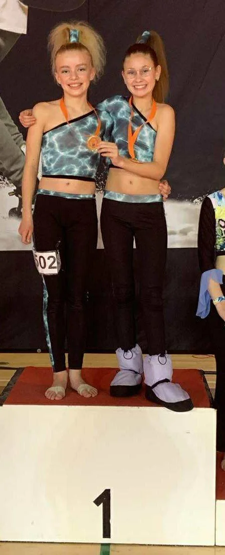 dansefeber-viby-j-disco-duo-efteraarscup-1plads-discodragt-turkissort.jpg