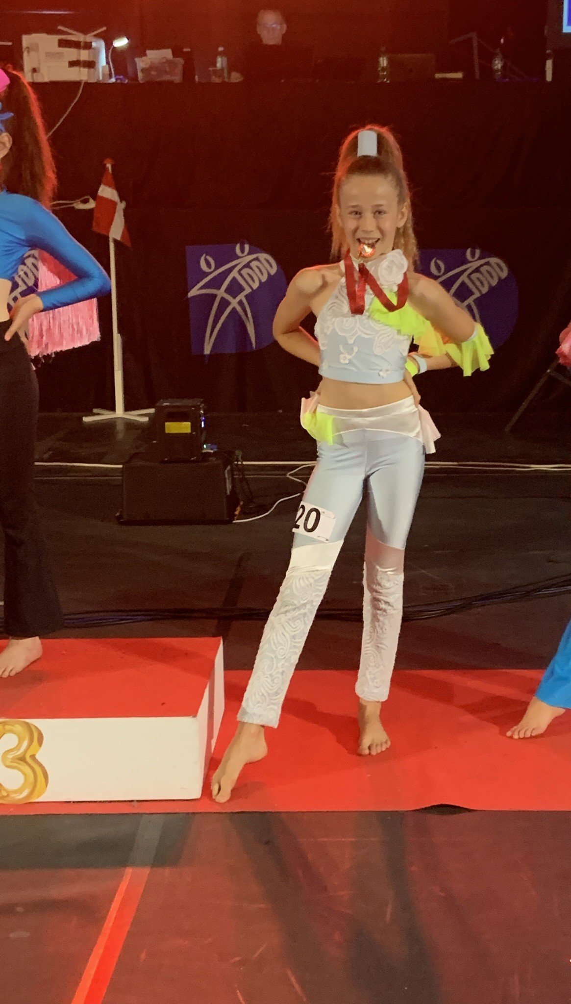 Danser fra Dansefeber i hvid discodragt til disco solo ved Danmarksmesterskaberne 2026 i Forum Horsens