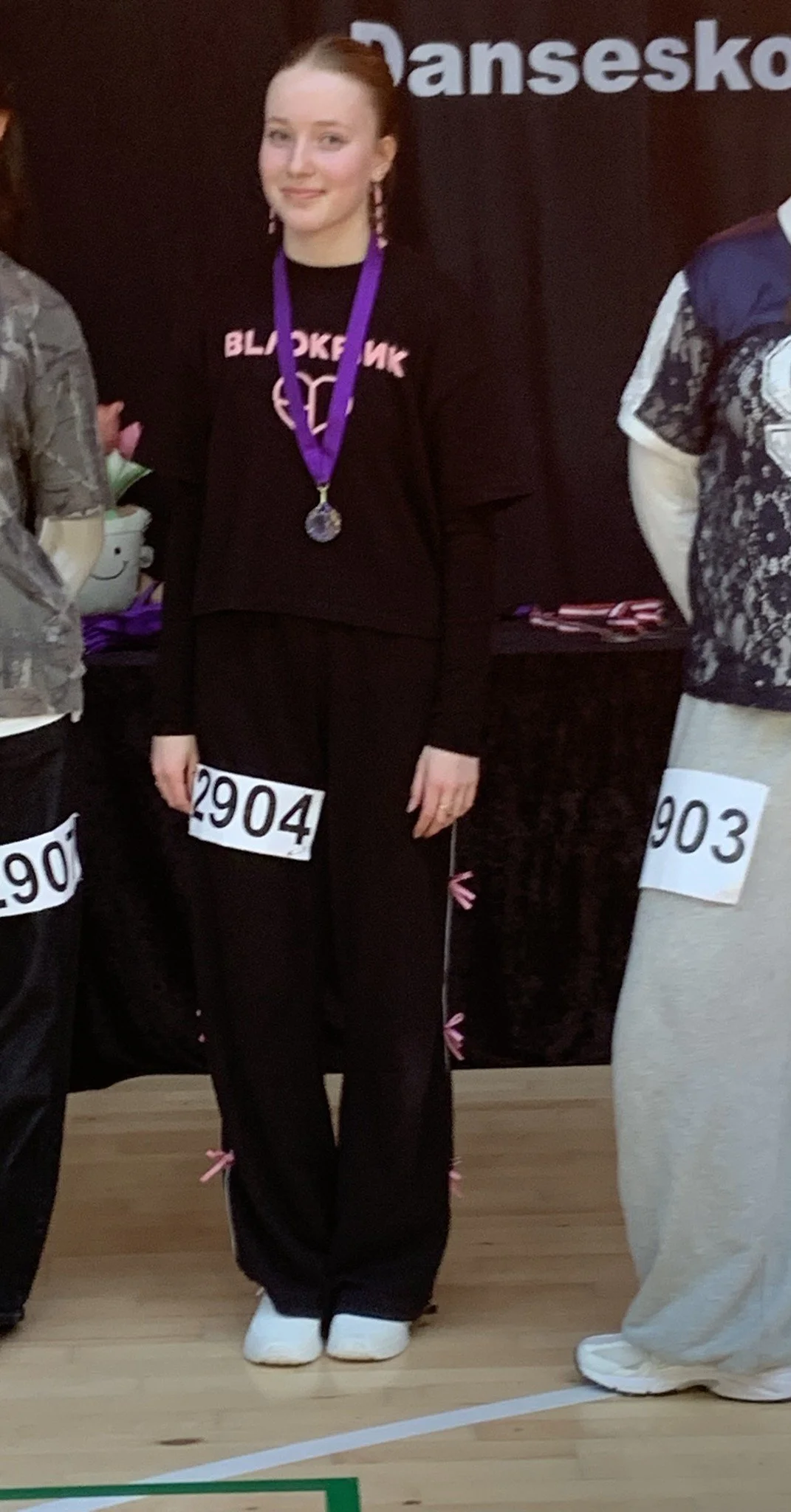 Hiphopdanser fra Dansefeber i Aarhus Syd med medalje ved dansekonkurrence, i sort dragt