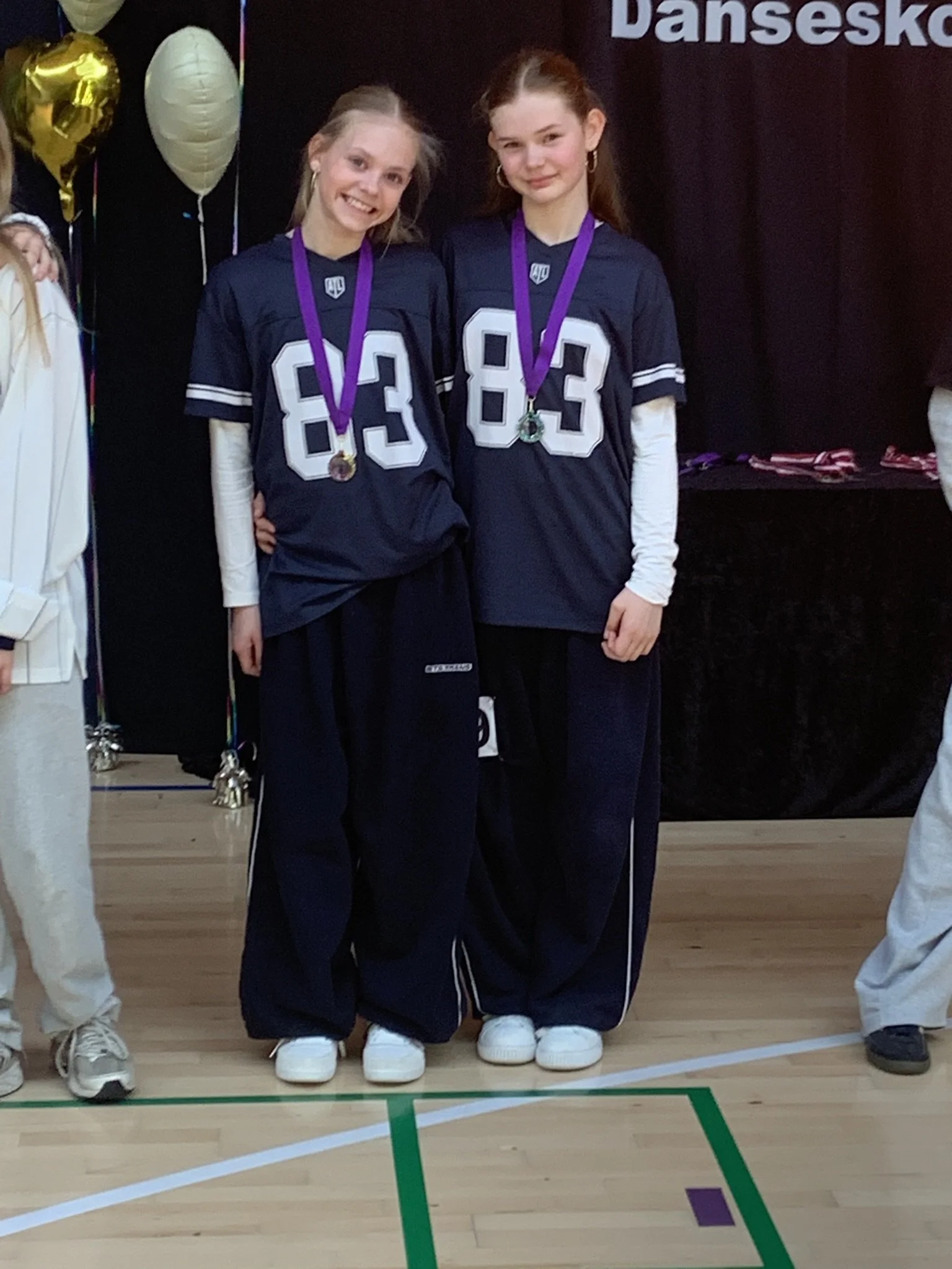 Hiphopduo fra Dansefeber i Viby J med medaljer ved dansekonkurrence, i mørkeblå dragter