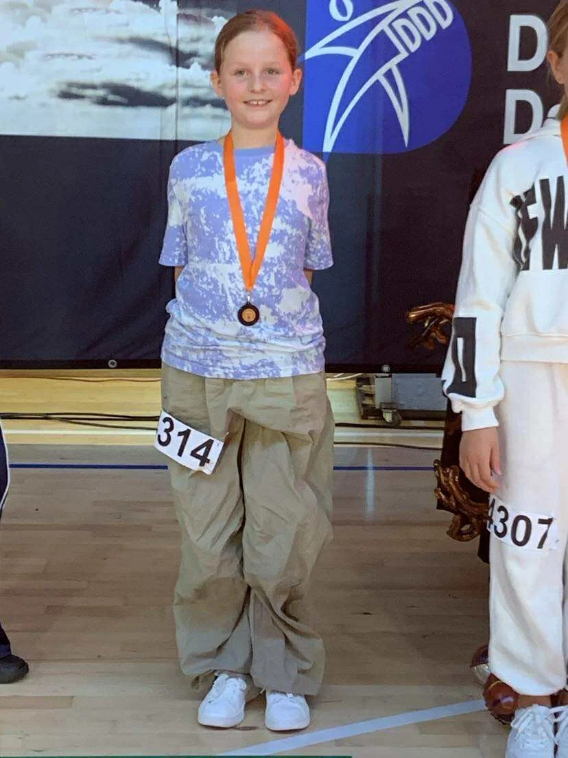 dansefeber-viby-j-hiphop-efteraarscup-medalje-lilla-tiedye-beige.jpg