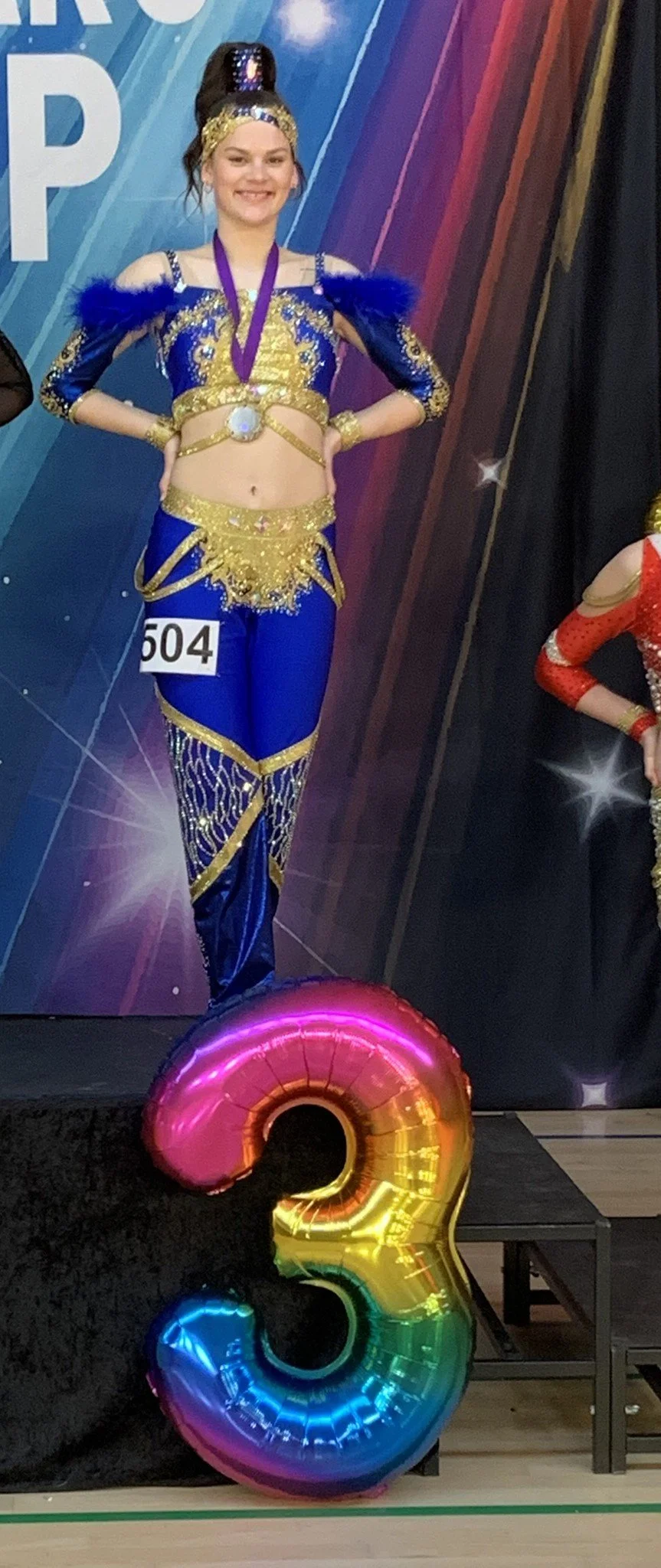 Discodanser fra Dansefeber i Viby J på 3. pladsen ved dansekonkurrence, i blå og guld dragt