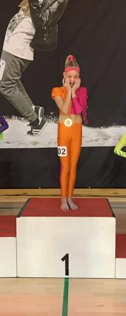 dansefeber-viby-j-disco-efteraarscup-1plads-discodragt-orangepink.jpg