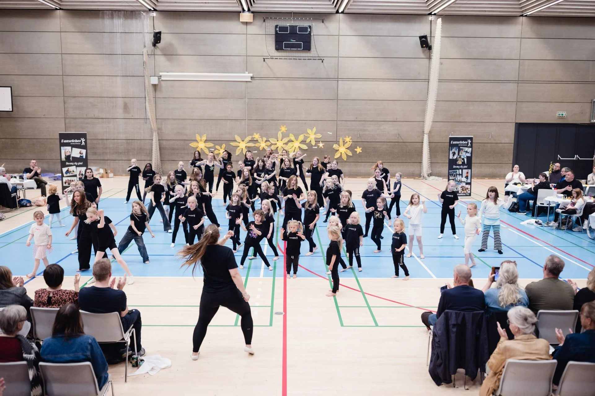 dansefeber-viby-j-afdansningsbal-gruppedans.jpg